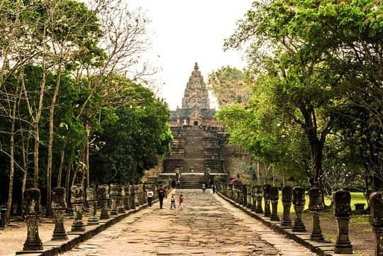 タイ国政府観光庁さんのインスタグラム写真 - (タイ国政府観光庁Instagram)「. ༉‧₊˚ 🇹🇭わざわざ行きタイ旅！ ⠀ ⋯⋯⋯⋯⋯⋯⋯⋯⋯⋯⋯⋯✈  毎週土曜日は、まだあまり知られていないタイの地方都市をご紹介♪  今回は南イサーンへ✨  タイの東北部は「イサーン」と呼ばれていて、豊かな自然に恵まれた広大なエリアで今なお昔ながらの生活をおくる地域も多くあり、“タイの原風景に出合える場所”と言われることも🌾  南イサーンは、ナコーンラーチャシーマー県、ブリーラム県、シーサケート県、スリン県、ウボンラーチャターニー県、ヤソートーン県、アムナートチャルーン県、チャイヤプーム県の合計8つの県を有しています🗺  代表的な名所は、国内最大規模のクメール遺跡が残るナコーンラーチャシーマー県にある「ピマーイ歴史公園」や、ブリーラム県にあるパノムルン歴史公園❗️どちらも、クメール建築の遺跡が数多く存在する神秘的な場所です😮✨  さらに、伝統文化を継承する村々が点在し、タイ屈指の品質を誇るシルク村「パクトンチャイ・シルク村」や「ターサワン・シルク村」では、職人技が生み出す見事な手仕事の産物に出合うことができます👏  “象の町”と言われるスリン県で訪れたいのは「バーン・タークラン・エレファントビレッジ」🐘象たちと触れ合うこともでき、子象の可愛らしい姿を間近で見られるのはタイならではの貴重な体験になるはず💕  イサーン地方の郷土料理「イサーン料理」に舌鼓を打つことも南イサーンでやりたいことのひとつ🍽ソムタム(青パパイヤのサラダ)やラープ(ひき肉とハーブの和え物)、ガイヤーン(鶏の炭火焼)などの料理をもち米を蒸したカオニヤオと一緒に食べるイサーン料理✨スリン県とブリーラム県はジャスミン米の名産地でもあるので、香り高いジャスミン米もぜひ堪能してみてくださいね🌾✨  ☆「行ってみたい！」：いいね❤をタップ ★「参考になった！」：保存ボタン🔖をタップ  #タイ #イサーン #南イサーン #ウボンラーチャターニー #ブリーラム #スリン #イサーン #タイ遺跡  #イサーン料理  #こんなタイ知らなかった #もっと知りタイ #はじめてのタイ #タイ旅行 #旅好きな人と繋がりたい #旅行好きな人と繋がりたい #海外旅行 #thailand #isan #ubonratchathani #buriram #srin #isanfood #amazingthailand #thailandtravel #thailandtrip #thaistagram #lovethailand #amazingnewchapters #unseenthailand #hiddengems」4月29日 18時00分 - amazingthailandjp