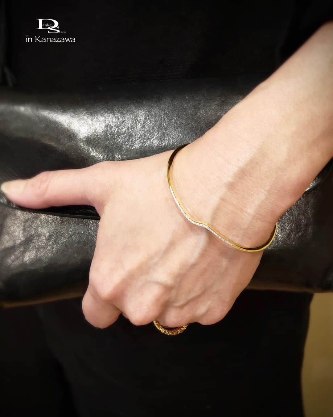 Danke schön ダンケ 金沢 結婚指輪 鍛造さんのインスタグラム写真 - (Danke schön ダンケ 金沢 結婚指輪 鍛造Instagram)「・ ・ ハイ🙌🏻 今日のバウアーさんは コレにします。 ・ ・ 『結婚指輪』単体の紹介インスタ もう飽き飽きしてません？ ・ ・ 指輪の作り方が どうとか…最近は特に ・ ・ 書いてある事や 言う事みんな一緒で刺激無し😖 ・ ・ で！結果どうな訳⁈って 見ている方は思ってません？ ・ ・ と言う事で🙌🏻 ・ ・ 『バウアーの専門店』は コーディネートをしながら更に更に バウアーを深掘りで〜す‼︎ ・ ・ 切削ビーム Ring 重ね重ね＆バングルとの コーディネート編 ・ ・ オールYGコーデ♪ ・ ・ あ〜ぁ！GW始まったぁ〜！ どこかに行きたくなっちゃいます！ ・ ・ しかし自営は 店が…🤣あるので…🤭 ・ ・ それにしても 切削ビームRingはどの角度から 見ても🤭見られても…🤭 ・ ・ ビッ！ビッ！ビカッ⚡️ ・ ・ 全体像で見る指輪って こんな感じじゃないですか？ ・ ・ たまに客観的に 引いて見るって大事大事😆 ・ ・ 地金の光沢感を 満喫出来るRingです。 ・ ・ 持続化可能な「鍛造削り出し」の バウアーは『思い出の重ねつけ』しながら ・ ・ こんな風にコーディネートしながら 自分で組み合わせてデザインを作りだしながら 楽しめる訳です🤭 ・ ・ みなさんなら どんな組み合わせでコーディネート楽しみますか？ 地金も8種類から選択可能ですよ！ ・ ・ ※📷2.4 バックは約20年前くらいに購入した私物です🤭 　しかもサイズ違いも購入しちゃってたんです。 ・ ・ ・  【鍛造削り出し】 🇩🇪クリスチャンバウアー 専門店 ・ ・ ワンランク上をいくノウハウの クリスチャンバウアーの選び方なら 『Danke schön 』 ・ ・ ・ —— 𝐃𝐚𝐧𝐤𝐞——— ▪︎ Instagramプロフィール 🔜 @danke2005  —————————————————————𝐒𝐜𝐡⍥𝐧——— ・ ・ #クリスチャンバウアー金沢 #鍛造指輪 #鍛造リング #結婚指輪 #結婚指輪オーダー #切削加工 #結婚指輪探し #結婚指輪選び #指輪探し #指輪選び #マリッジリング #結婚指輪金沢 #金沢結婚指輪 #セカンドリング #結婚指輪買い替え #地金屋鍛造 #ブライダルリング #結婚記念日 #ベビーリング #ドイツリング #自分へのご褒美 #ダイヤバングル  #バングル #バングルコーデ #ダイヤモンドバングル   ------------------------------------------✈︎ ---------  鍛造削り出し 🇩🇪クリスチャンバウアー 専門店 『𝐃𝐚𝐧𝐤𝐞 𝐬𝐜𝐡⍥𝐧』 ・ • 営業時間 am11:00〜pm9:00 • 定休日 : 木曜日 • 駐車場 : 店舗前OK • ご予約 : 優先 ・ ・ ——𝐃𝐚𝐧𝐤𝐞——————————————— ▪︎トップページ 🔜 @danke2005 ———————————————————-𝐒𝐜𝐡⍥𝐧—————」4月29日 12時07分 - danke2005