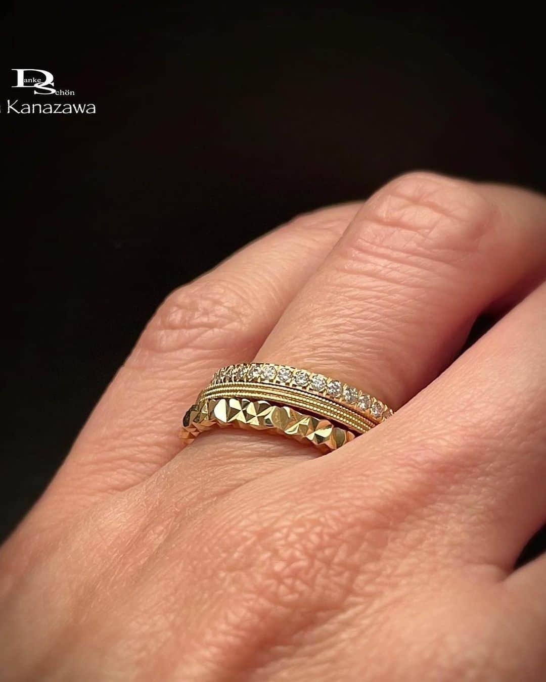 Danke schön ダンケ 金沢 結婚指輪 鍛造さんのインスタグラム写真 - (Danke schön ダンケ 金沢 結婚指輪 鍛造Instagram)「・ ・ ハイ🙌🏻 今日のバウアーさんは コレにします。 ・ ・ 『結婚指輪』単体の紹介インスタ もう飽き飽きしてません？ ・ ・ 指輪の作り方が どうとか…最近は特に ・ ・ 書いてある事や 言う事みんな一緒で刺激無し😖 ・ ・ で！結果どうな訳⁈って 見ている方は思ってません？ ・ ・ と言う事で🙌🏻 ・ ・ 『バウアーの専門店』は コーディネートをしながら更に更に バウアーを深掘りで〜す‼︎ ・ ・ 切削ビーム Ring 重ね重ね＆バングルとの コーディネート編 ・ ・ オールYGコーデ♪ ・ ・ あ〜ぁ！GW始まったぁ〜！ どこかに行きたくなっちゃいます！ ・ ・ しかし自営は 店が…🤣あるので…🤭 ・ ・ それにしても 切削ビームRingはどの角度から 見ても🤭見られても…🤭 ・ ・ ビッ！ビッ！ビカッ⚡️ ・ ・ 全体像で見る指輪って こんな感じじゃないですか？ ・ ・ たまに客観的に 引いて見るって大事大事😆 ・ ・ 地金の光沢感を 満喫出来るRingです。 ・ ・ 持続化可能な「鍛造削り出し」の バウアーは『思い出の重ねつけ』しながら ・ ・ こんな風にコーディネートしながら 自分で組み合わせてデザインを作りだしながら 楽しめる訳です🤭 ・ ・ みなさんなら どんな組み合わせでコーディネート楽しみますか？ 地金も8種類から選択可能ですよ！ ・ ・ ※📷2.4 バックは約20年前くらいに購入した私物です🤭 　しかもサイズ違いも購入しちゃってたんです。 ・ ・ ・  【鍛造削り出し】 🇩🇪クリスチャンバウアー 専門店 ・ ・ ワンランク上をいくノウハウの クリスチャンバウアーの選び方なら 『Danke schön 』 ・ ・ ・ —— 𝐃𝐚𝐧𝐤𝐞——— ▪︎ Instagramプロフィール 🔜 @danke2005  —————————————————————𝐒𝐜𝐡⍥𝐧——— ・ ・ #クリスチャンバウアー金沢 #鍛造指輪 #鍛造リング #結婚指輪 #結婚指輪オーダー #切削加工 #結婚指輪探し #結婚指輪選び #指輪探し #指輪選び #マリッジリング #結婚指輪金沢 #金沢結婚指輪 #セカンドリング #結婚指輪買い替え #地金屋鍛造 #ブライダルリング #結婚記念日 #ベビーリング #ドイツリング #自分へのご褒美 #ダイヤバングル  #バングル #バングルコーデ #ダイヤモンドバングル   ------------------------------------------✈︎ ---------  鍛造削り出し 🇩🇪クリスチャンバウアー 専門店 『𝐃𝐚𝐧𝐤𝐞 𝐬𝐜𝐡⍥𝐧』 ・ • 営業時間 am11:00〜pm9:00 • 定休日 : 木曜日 • 駐車場 : 店舗前OK • ご予約 : 優先 ・ ・ ——𝐃𝐚𝐧𝐤𝐞——————————————— ▪︎トップページ 🔜 @danke2005 ———————————————————-𝐒𝐜𝐡⍥𝐧—————」4月29日 12時07分 - danke2005