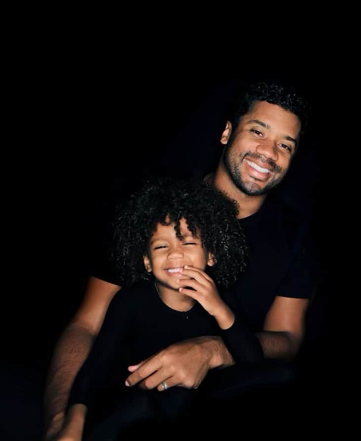 ラッセル・ウィルソンのインスタグラム：「You are the sweetest, smartest, kindest, and the funniest little girl in the world. You are just like your Momma! I never knew Jesus would bless me with 2 miracles to love and take care of His perfect gifts! Daddy & Mommy love you so much! 6 Years of just overflow and gratitude. I love you for the joy you bring Sienna. Daddy always has got you!」