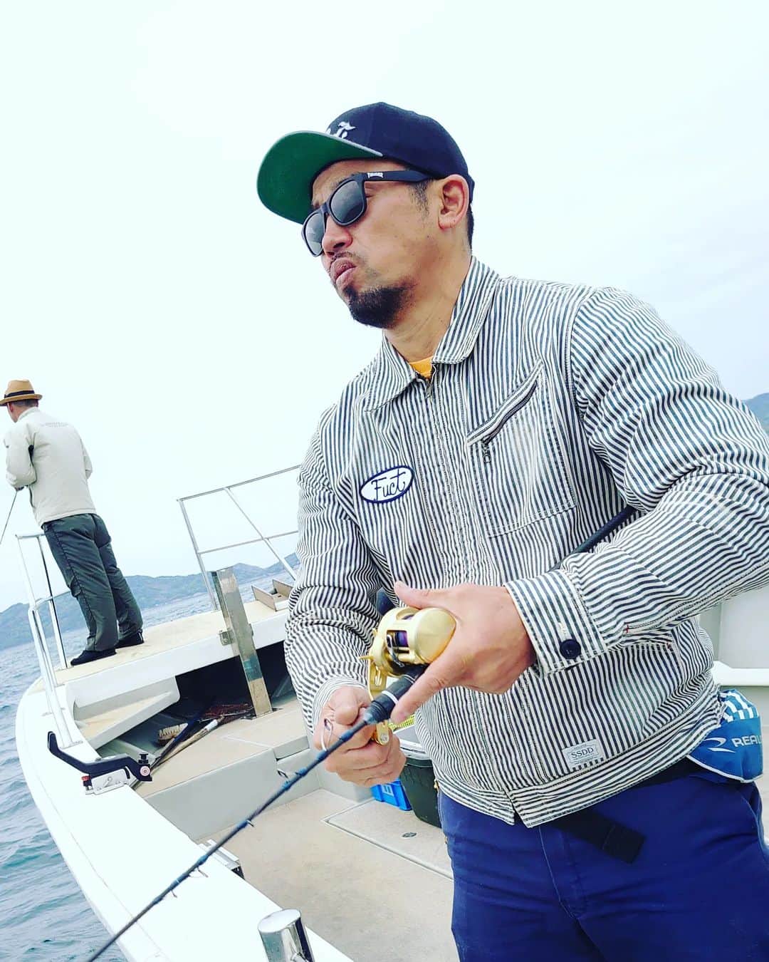 武蔵のインスタグラム：「🎣  幼馴染みの船でテスト釣行。  手応えつかみました。  楽しみ！  #武蔵 #釣り #釣竿 #fishingrod #fishing #プロト #prototype  #MMA #MixedMonsterAttack  #newproduction」