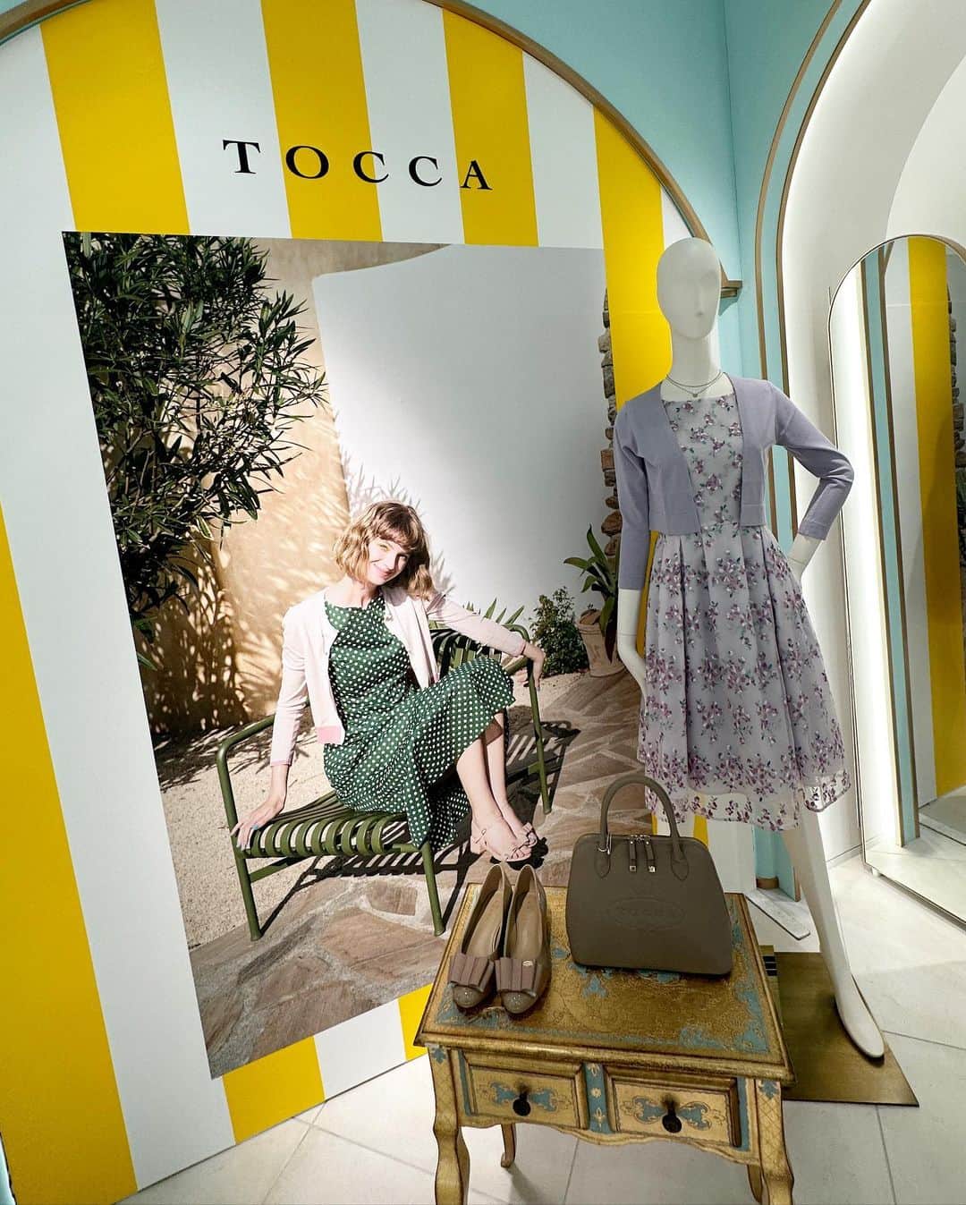 春香さんのインスタグラム写真 - (春香Instagram)「表参道にあるTOCCA STOREで行われているイベントへ遊びに伺いました🌻 @tocca_japan   店内は「TOCCA HOTEL」をイメージして、 バカンスシーズンをときめかせるアイテムが可愛いくディスプレイされています。  TOCCAならではのフェミニンな色使いや 夏らしいビタミンカラーには心も弾み、 少女時代のノスタルジーも感じつつ、 今の気分にもぴったりでした。  グリーンにホワイトのドット柄のサマードレスは バカンスだけでなく、日常にもピッタリ。 小物の合わせ方で様々な表情をもつ主役級のサマードレスです。 とても軽くて、着心地抜群です👗  フォトブースでは写真も撮って、 テラスではビタミンカラーのマンゴーシャーベットで一息。  楽しいひとときでした！  4/29（土）～5/7（日）までの期間限定だそうなので、是非、遊びに行ってみて下さいね🌻 @tocca_japan   一足お先に夏気分を楽しめます🏖  @tocca_japan  @tocca   #haruka#春香 #サマードレス#サマードレスコーデ #ワンピース#ロングワンピース#model#fashionmodel#トッカ#tocca#newyork #fashion#ファッションスナップ #ロングワンピース#フェミニンコーデ #大人ファッション#リゾートコーデ #リゾートファッション#summer #summerfashion #resortwear #resortfashion#resortstyle #2023ss#夏#夏服#夏コーデ#着回し#着回しアイテム #着回し#40代コーデ #」4月29日 12時15分 - haruka__official