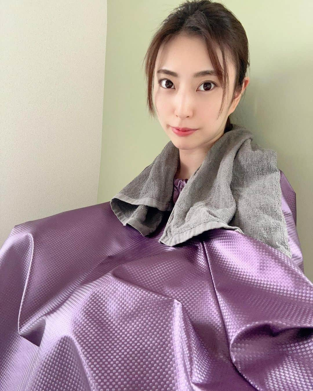 藤井香愛さんのインスタグラム写真 - (藤井香愛Instagram)「初体験の耳ツボ&よもぎ蒸し😆  リフトアップや免疫力アップ、デトックスなどいろんな効果が😍  リラックスして1時間くらいで体の中身が入れ替わった感じがします💖  サウナはあまり得意じゃないからよもぎ蒸しはちょうど良い熱さでした😌(かなり汗かきましたが💦笑)  癒しの時間をありがとうございました✨✨水、ちゃんと飲みます💦（笑）  #耳ツボ　#よもぎ蒸し #耳ツボダイエット #耳ツボジュエリー #耳ツボマッサージ #耳ツボセラピー #よもぎ蒸しサロン #漢方　#韓方 #よもぎ　#デトックス　#ダイエット #冷え性　#藤井香愛　#夢告鳥　#徳間ジャパン #歌謡曲」4月29日 12時16分 - fujii_kawai