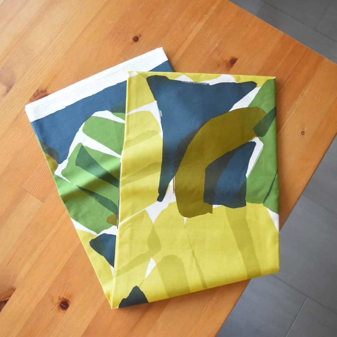 山崎佳のインスタグラム：「scopeのファブリック、Fabric of the dayのLEMONを買った。めちゃ良い。。  大きいからテーブルクロスにも十分できるけど、まだ子どもたちがけっこうこぼすからな…。クッションカバーもいいし、くったりした大きいシンプルなトートにしても可愛い。どう使うか迷う！」