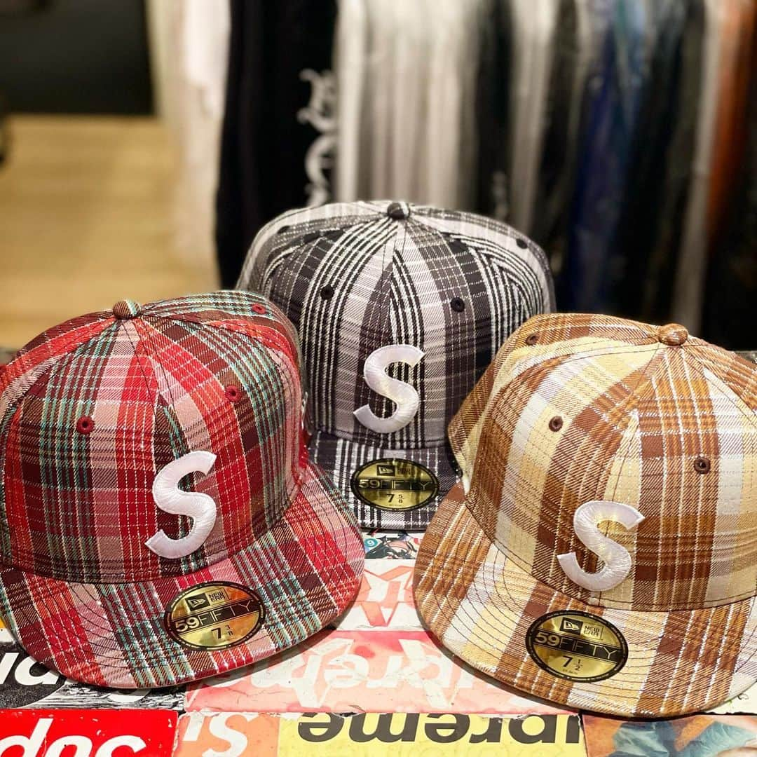 fools_judge_streetさんのインスタグラム写真 - (fools_judge_streetInstagram)「SUPREME 23SS Metallic S Logo New Era✨  New Stock❗️  店頭にてご覧頂けます。 プロフィール欄より、 オンラインストアページにアクセスできます。 ※その他ご不明点は店頭または、 DMまでお問い合わせください。  如有任何疑问，请在instagram上留言。 欢迎浏览我们的网上商店以及光临我们在原宿的实体店。  For inquiries, please message us on instagram. Please confirm our online store. Thank you.  #supreme #supremeforsale #supremenyc #supremenewyork #シュプリーム #foolsjudge」4月29日 12時28分 - fools_judge_street