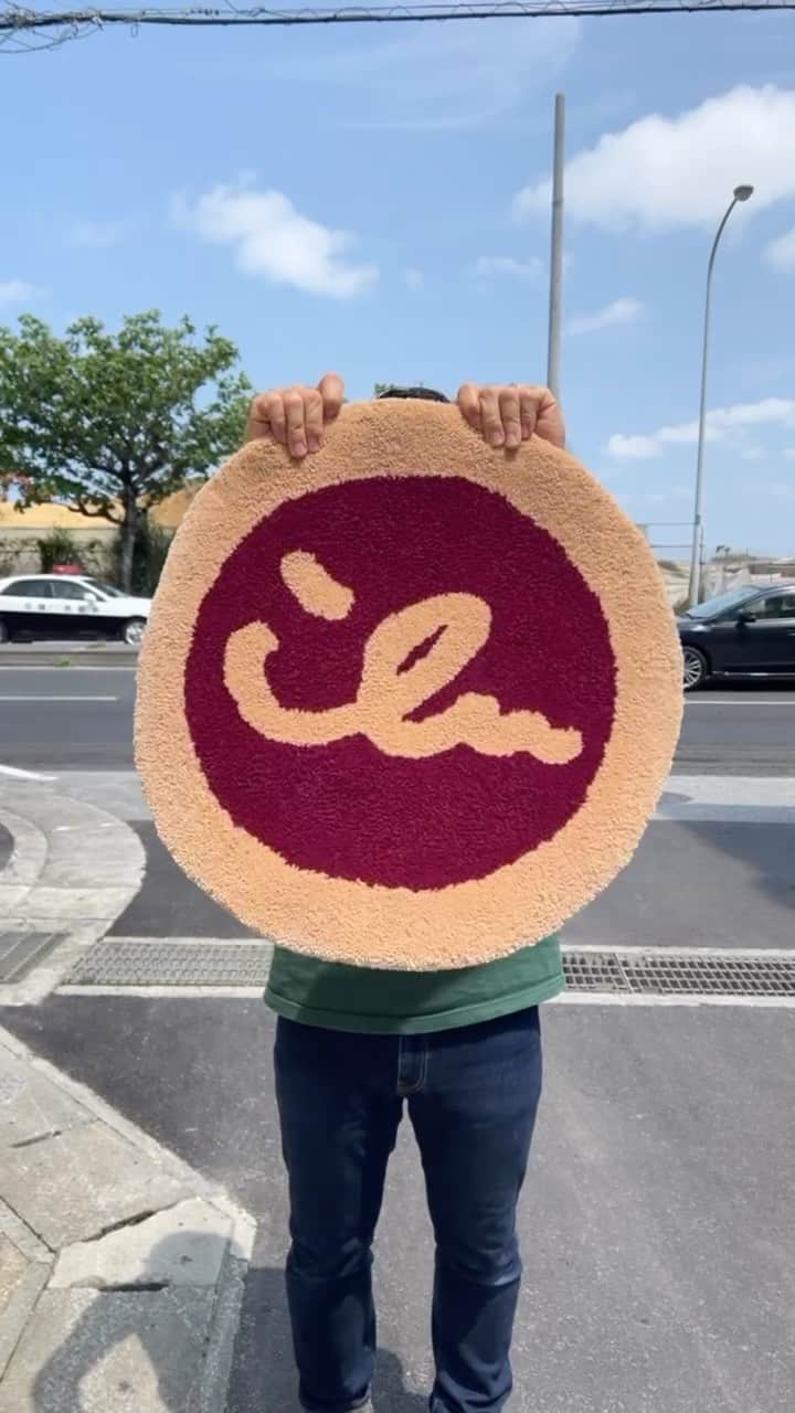 original brand 【ilu098】のインスタグラム：「ラグマット(ウール100%) Made @hikaru317ilu @airi_ilu  いよいよ本日から始まります。 アイル初となる"ラグマットの受注会"。 僕たちの手仕事から生まれたラグ。 お家を彩る1枚となりますように。  ・直径55cm  《受注》　 店舗: 4/29~5/7 Web: 4/29~5/7  #ラグマット」