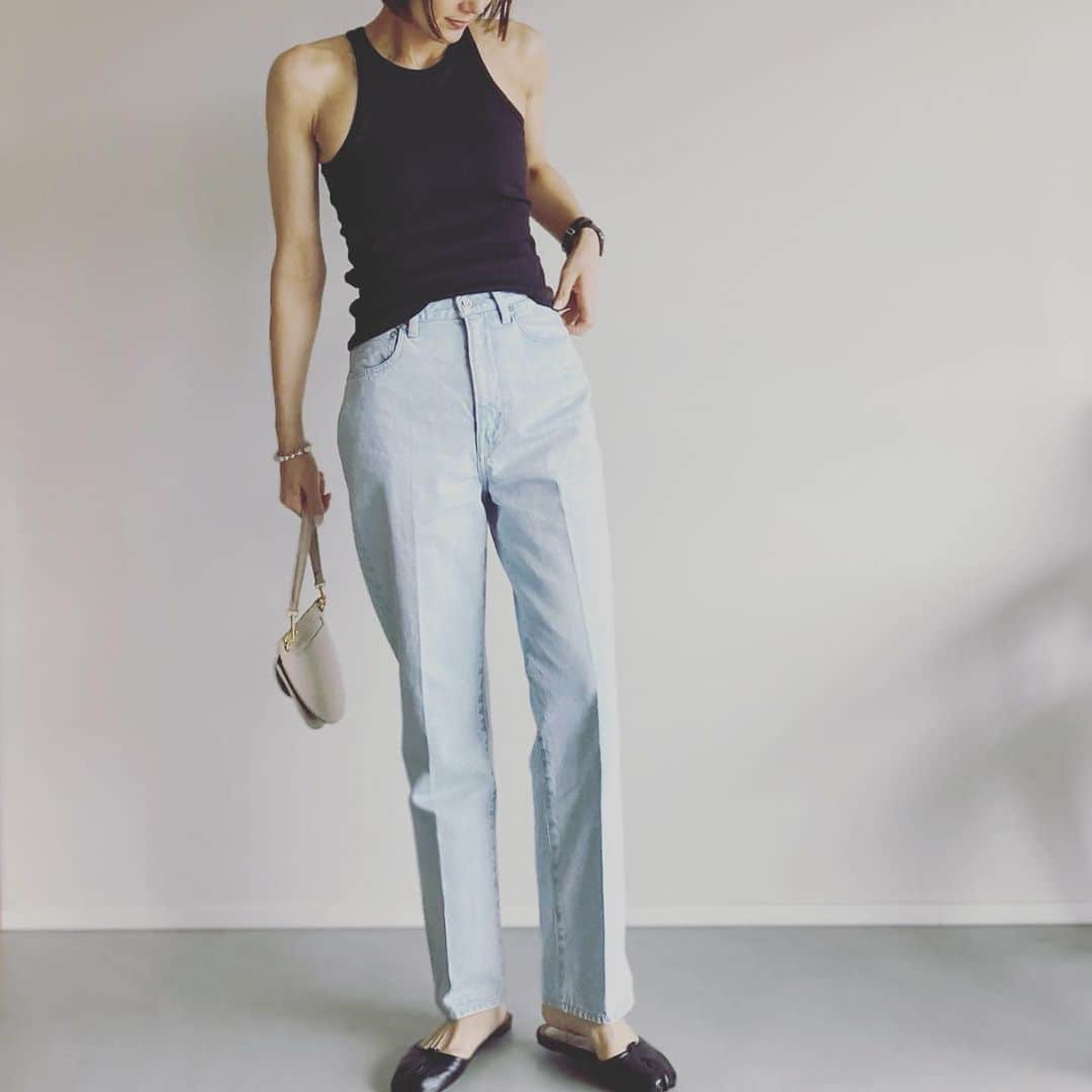 坪田あさみのインスタグラム：「くすみのないクリアなアイスブルーが人気という話。  私とwoadblueとのコラボ、 ハイライズストレートの今年の新色がこちら。 #denim @woadblue_official   ダメージ感やユーズド仕様とはちょっと違う もっときれいなライトブルー。 これが意外と合わせやすいのです。  センタープレスとヒップがきれいに見えるパターンは これまでのリジットハイライズシリーズと同様。 見た目も涼しげで夏の間、間違いなく活躍してくれそうです。  エストネーションでもご購入できます。 @estnation_jp  写真をタップしますとwebページに飛びますので よかったらご覧ください☺️  #大人カジュアル #大人カジュアルスタイル #大人カジュアルファッション #大人カジュアルコーデ #きれいめコーデ #大人カジュアルコーディネート #大人カジュアル服　#こなれ感 #こなれカジュアル #こなれ #こなれコーデ　#40代 #40代ファッション #40代コーデ　#50代 #50代ファッション #50代コーデ  #デニム #ウォードブルー #エストネーション」