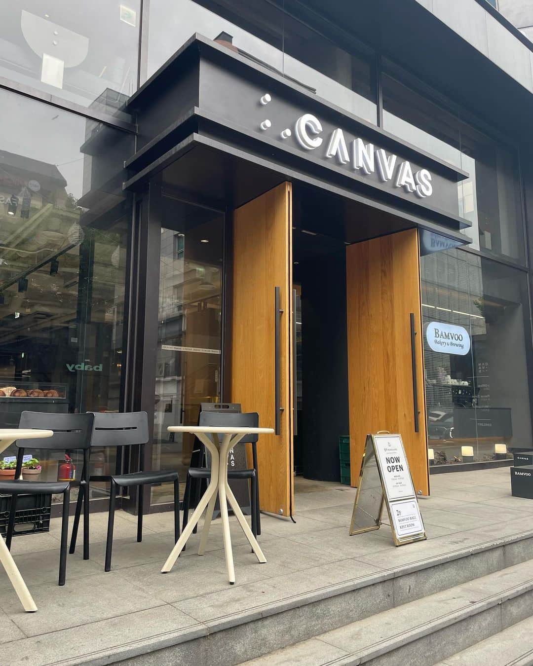 奥山夏織さんのインスタグラム写真 - (奥山夏織Instagram)「#韓国旅行レポ　🇰🇷 若者の街#カロスキル をうろうろしていたら素敵なカフェがあったので入ってみました✨ #canvas というカフェでパンが売っていたんですがとにかく全部大きい！笑しかも見た目が甘いパンかと思ったらお惣菜パンだったりと驚きでした❣️ でも美味しかったのでオススメ❤️ちょっと買い物疲れに立ち寄るのがオススメです😊✨ ・・・ #travel #旅Instagram #旅スタグラム  #trip #旅 #旅行 #✈️ #韓国旅行 #タカオペア #タカオ旅行 #旅好きの人と繋がりたい #渡韓 #🇰🇷#soule」4月29日 12時39分 - okuyama_kaori