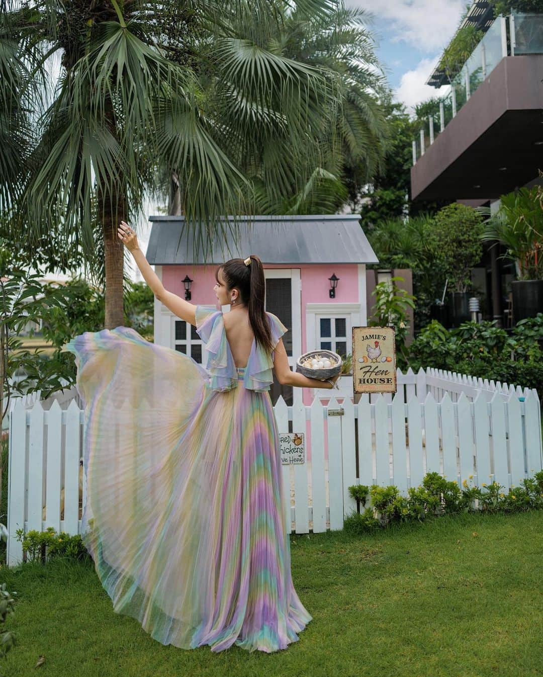ジェイミー・チュアのインスタグラム：「🌳🐓🪺Brought my storybook fantasy farm to life.  Welcome to the new @jamies.secretgarden」