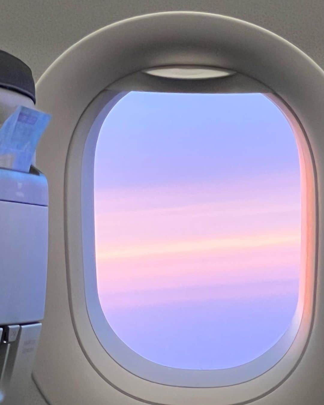 ヒロタナギサのインスタグラム：「晴れの日の夕方にかけて乗る飛行機は 雲の上から絶景が見えるから大好き☁️💖 奇跡的な無加工ショット📸」