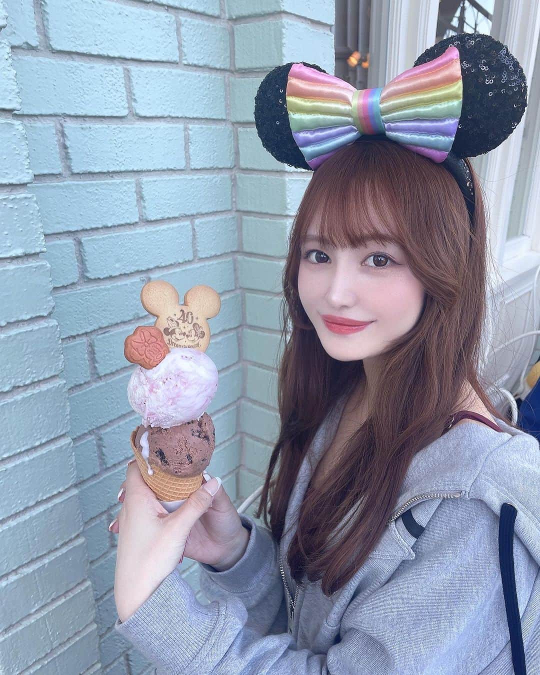 餃子のりさちゃんのインスタグラム：「🏰🐭🎀✨  写真みてこういうアイスが売ってるのかと思ってたら、自分で差すのねって知った日😌   #ディズニーコーデ  #ディズニーランド  #ディズニーフード  #ディズニー写真部  #ディズニーカチューシャ  #ディズニーグルメ  #ディズニー写真部  #ディズニーフォト  #40周年」