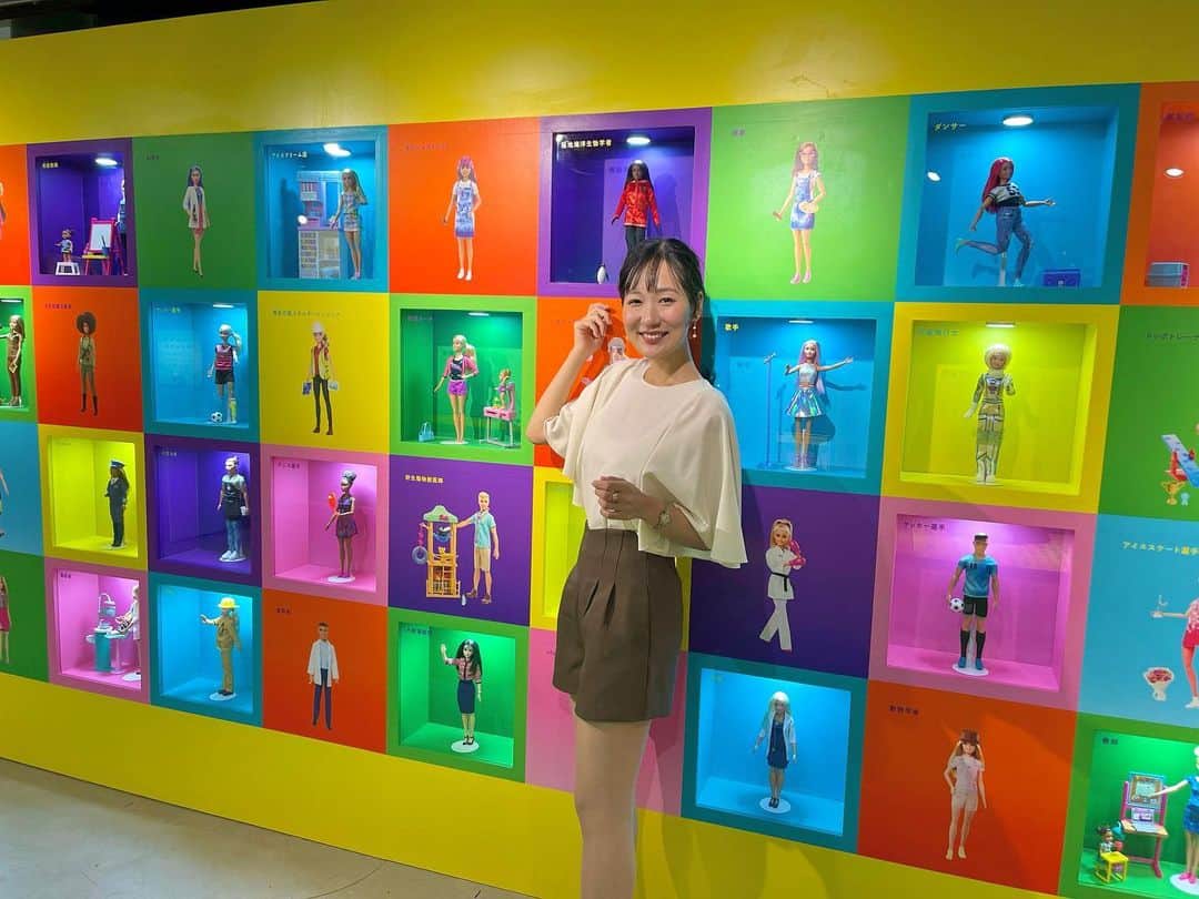 宮崎麗奈さんのインスタグラム写真 - (宮崎麗奈Instagram)「． お友達とお散歩してて偶然見つけた、 #キミのなりたいものっ展 ⁡ カラフルで可愛い空間でした🌈 ⁡ 私、子供の頃はBarbie人形が怖かったんです。笑 今では可愛いと思えますよ☺️🩷 ⁡ ⁡ ⁡ #Barbie」4月29日 12時42分 - reina_miyazaki