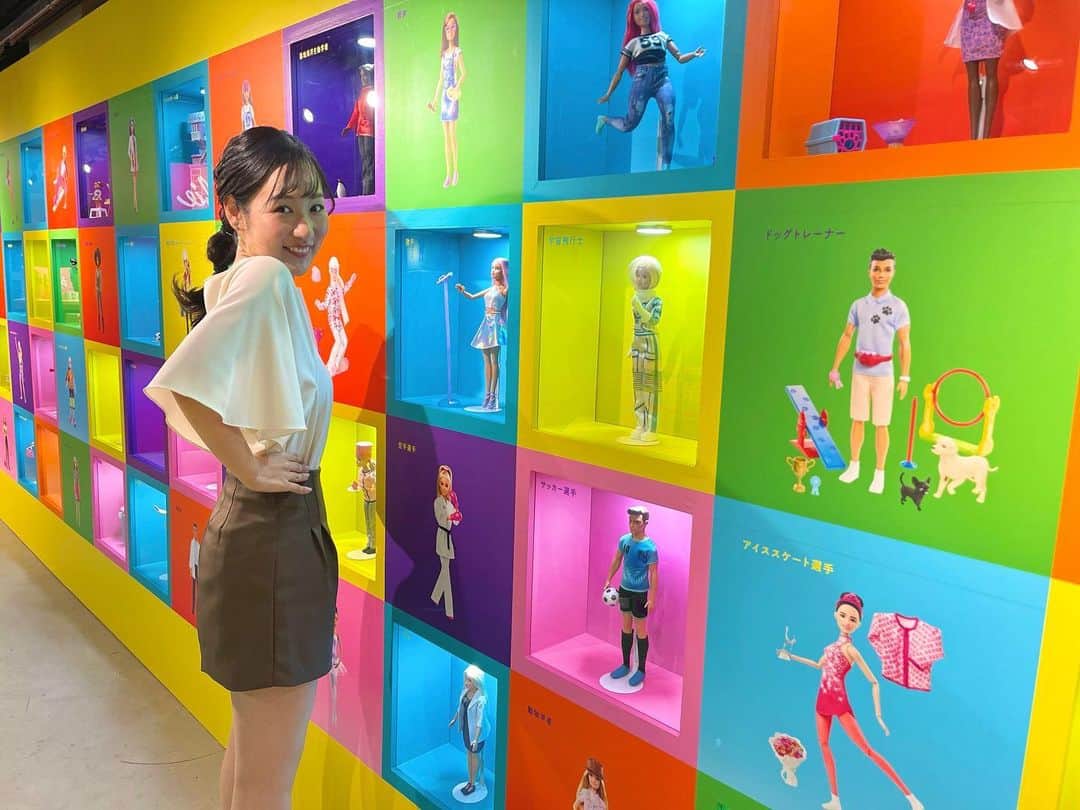 宮崎麗奈さんのインスタグラム写真 - (宮崎麗奈Instagram)「． お友達とお散歩してて偶然見つけた、 #キミのなりたいものっ展 ⁡ カラフルで可愛い空間でした🌈 ⁡ 私、子供の頃はBarbie人形が怖かったんです。笑 今では可愛いと思えますよ☺️🩷 ⁡ ⁡ ⁡ #Barbie」4月29日 12時42分 - reina_miyazaki