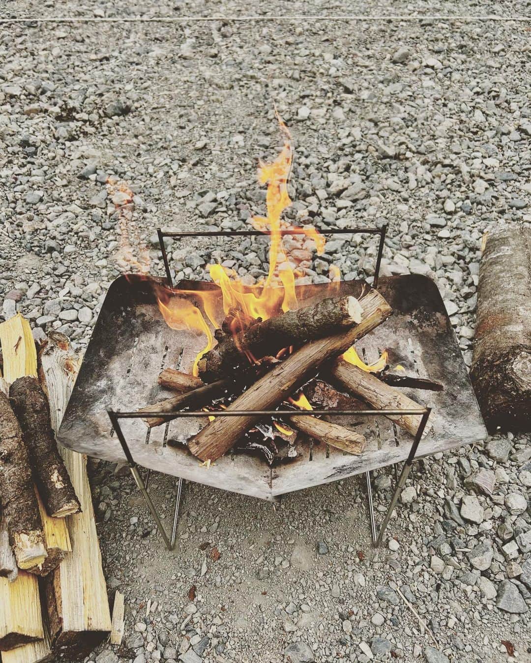 井澤惇さんのインスタグラム写真 - (井澤惇Instagram)「久々のソロキャンプ。 この前刈り取った筍と竹を使って作った筍ご飯と鰻は少し米が固めだったけど、控えめに言って最高だったよん  キャンプ行った後のベース弾きたい欲が強すぎて永遠とベースを弾いているのでいいデトックスだったかもね  #キャンプ #ソロキャンプ #鎌倉天幕 #naturetones #dietz #picogrill #メスティン #キャンプ飯」4月29日 12時43分 - bass138
