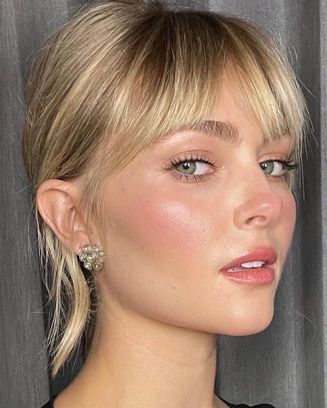 Carolina Gonzalezのインスタグラム：「💄A N N A💄 Blushy & Effortless @annasophiarobb for tonight’s @armanibeauty MY WAY Event in NYC  Hair @xaviervelasquez  #makeupbyme @cgonzalezbeauty  Assisted by @veronicagaona   Using:  Anna Sophia Robb:  Luminous Silk Concealer 4.75, 5.25  Luminous Silk Foundation 4.75, 5.25  Luminous Silk Glow Setting Powder 4, 5.5 Eye Tints 18m, 22m, 12, 27  Luminous Silk Glow Blush 51 Lip Power 103, 108  Smooth Silk Lip Pencil 12  Eyes To Kill Mascara Classico」
