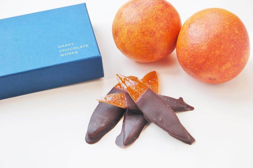 CRAFT CHOCOLATE WORKSさんのインスタグラム写真 - (CRAFT CHOCOLATE WORKSInstagram)「.  NEW!  Blood orangette  生の国産ブラッドオレンジを 自家製でピールに加工し、 チョコレートでコーティングしました。  ブラッドオレンジの爽やかさと チョコレートの甘みが広がります。 . . . . 自家製ピールにすることで添加物を使わず そして、果実のフレッシュ感も残しつつ 製造することができます。  皮剥いて、カットして、煮詰めて、乾かして。 時間はかかりますが 美味しく仕上がっています。  ぜひ、ご賞味くださいませ。 . . . #craftchocolate #beantobar #orangette  #クラフトチョコレート #ビーントゥバー  #オランジェット」4月29日 12時48分 - craft_chocolate_works