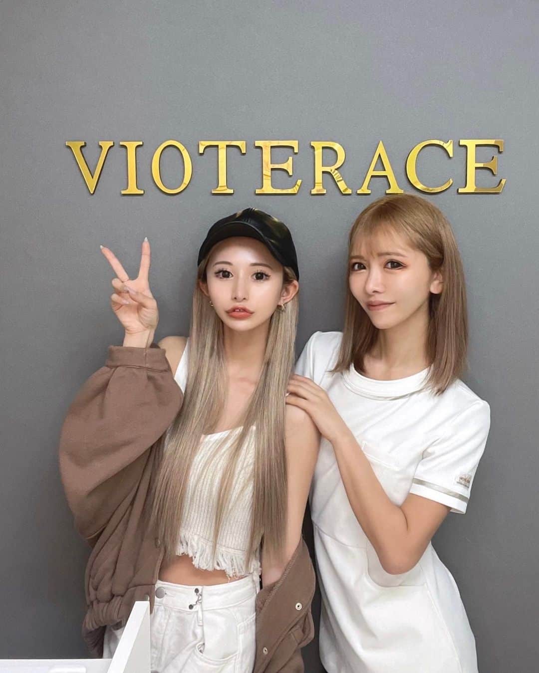 橘ハナのインスタグラム：「… いつもお世話になってる  【 @tsubasa_hamasaki 】 が 新宿に美容サロンを出したってことで 【 @vioterace_beauty_salon 】に行ってきた🙂 … 1番人気の【肌質改善+再生】 120分アプローチコース ¥22,000 をやってもらったよ⭐️ … 贅沢なコースで至福の時間だったあー🥺 施術内容は動画と説明も載ってるからみてね！ … before▶︎after は加工無しの写真なんだけど (毛穴とか肌質バレるの恥ずかしい) … 毛穴の開き改善、くすみ改善、引き締まった素肌 リフトアップ、肌ツヤアップ、肌の弾力、ハリ が変わったのが目に見えて分かるでしょ😳すご … ここ1週間の肌が生まれ変わったように コンディション良いし化粧ノリも良いの🫶🏼 … 男性の方もＯＫで ほんとおすすめだからみんな行ってみて✨ … 運が良かったらつー様が施術してくれるよ🥺 … #新宿美容サロン #新宿プライベートサロン #針なし美容注射 #生ヒト幹細胞 #肌再生 #肌再生パック」