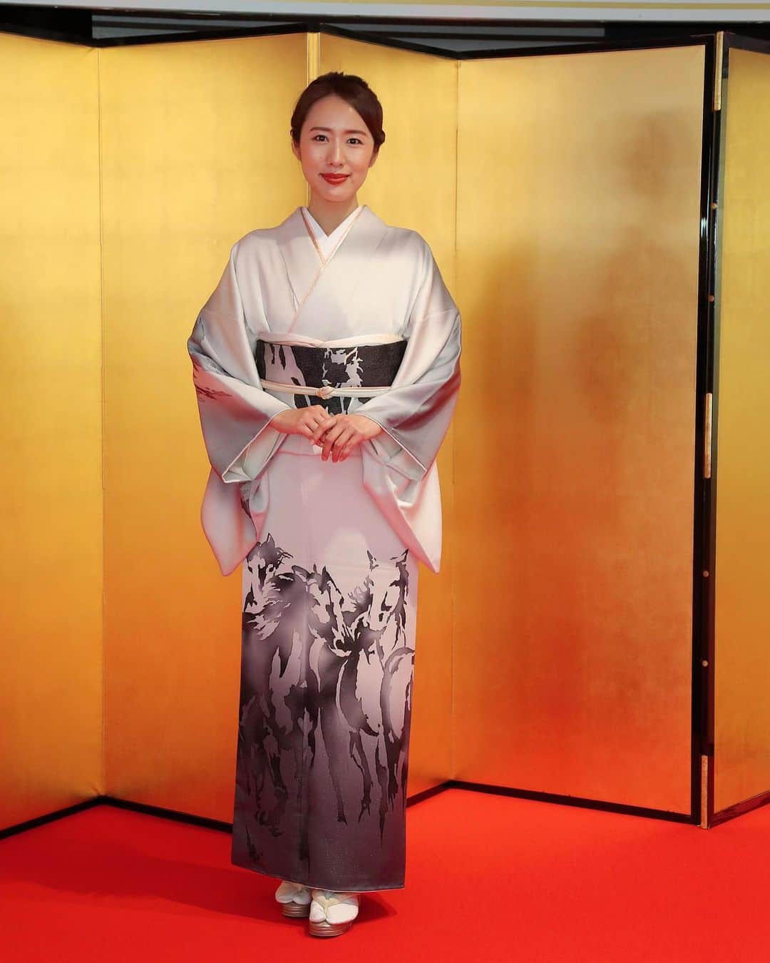 守永真彩のインスタグラム：「. . GWに突入〜🤙✨ ゴールデン感を出したくて、金屏風の前の写真に致しました。笑  皆さんはどこかにお出かけする予定ですか？ ぜひコメント欄で教えてくださいね🌸  さて。私は毎年恒例GWお仕事祭りです😚✨ スケジュール載せさせて頂きます🤍  【GWスケジュール】  ■4/29(土) グリーンチャンネル  「日曜レース展望KEIBAコンシェルジュ 19:30〜21:00 生放送‼️  アプリデイリー馬三郎にてコラム更新  ■4/30(日) 集英社web スポルティーバにて 天皇賞・春の予想コラム更新  ■5/1(月) ラジオ日本 「加藤裕介の横浜ポップJ」 12:15頃〜 13:15頃〜 (もしかしたら14:35頃〜) 生中継で出演します‼️  ■5/2(火) 楽天競馬LIVE(YouTube) 「天国と地獄　かきつばた記念編」 13:40〜17:10 生放送‼️  ■5/4(木) 楽天競馬LIVE(YouTube) 「天国と地獄 かしわ記念編」 17:15〜21:00 生放送‼️  ■5/5(金) 船橋競馬YouTubeLIVE 「ハートビートライブ」 14:00〜17:30  (前半パートのMC担当します‼️)  ■5/6(土) グリーンチャンネル 「日曜レース展望KEIBAコンシェルジュ」 19:30〜21:00 生放送‼️  アプリデイリー馬三郎にてコラム更新  ■5/7(日) 集英社web スポルティーバにて NHKマイルカップの予想コラム更新  ■5/8(月) ラジオ日本 「加藤裕介の横浜ポップJ」 12:15頃〜 13:15頃〜 (もしかしたら14:35頃〜) 生中継で出演します‼️  東京ケーブルネットワーク (地デジ10ch)  「てれらじあらぶんちょ」 19:30〜生放送‼️  🌿🌿🌿  皆様に見ていただけるお仕事はこのような感じでございます🫶✨ (ここに載せてない日も仕事しております。笑)  5月中旬〜下旬にかけてのスケジュールはまた追って告知しますね☺️  5月も皆様に楽しんでいただけるよう、頑張ります〜！！  まずは今夜のコンシェルジュ、よろしくお願いします✨😊  #1日だけおやすみありますがほとんど10連勤　  #kimono #着物　#GW #仕事三昧 #競馬　#ラジオ　#ナビゲーター　  (先日の京都競馬場竣工式で司会をした時のお写真です。　お着物は、いわきやさん　@iwakiya_1897  からご提供頂きました、室華風「群馬」という作品です👘)」