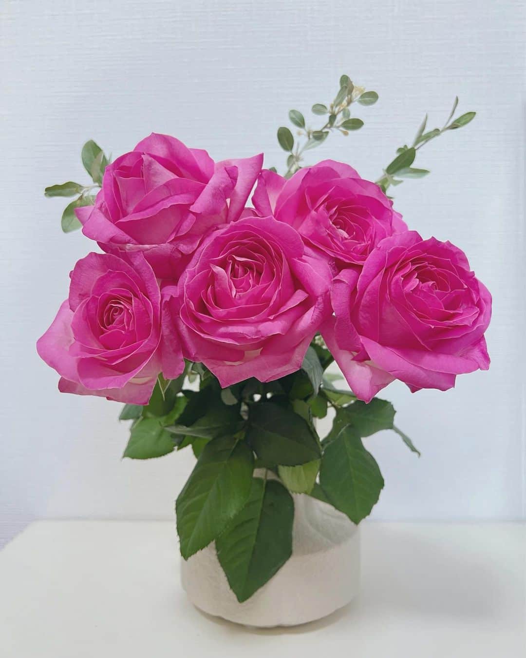 細田海友さんのインスタグラム写真 - (細田海友Instagram)「お花の定期便　@moafura_offitial  5回目となる今月のお花はキャンディアバランチェと ロシアンオリーブ💐  あざやかなピンク色の薔薇💗 ピンクが1番好きな色だから 箱を開けた瞬間笑みがこぼれたよ😍  私と同じコースだと Oコース　2,970 円(送料,消費税込)/1回  バラ5〜6本+草花・葉物など  この他にも本数が多かったり少なかったりと それぞれのライフスタイルに合わせたコースが 用意されてるの💗  詳しくはMoreFuraの Instagramから公式サイトに 飛んでみてね😉✨✨✨  #moafura  #モアフラ #お花の定期便 #お花のある暮らし #バラ花束 #バラ定期便 #バラサブスク #バラギフト #flowers#flowerlovers」4月29日 13時02分 - miyuu_bigbaby