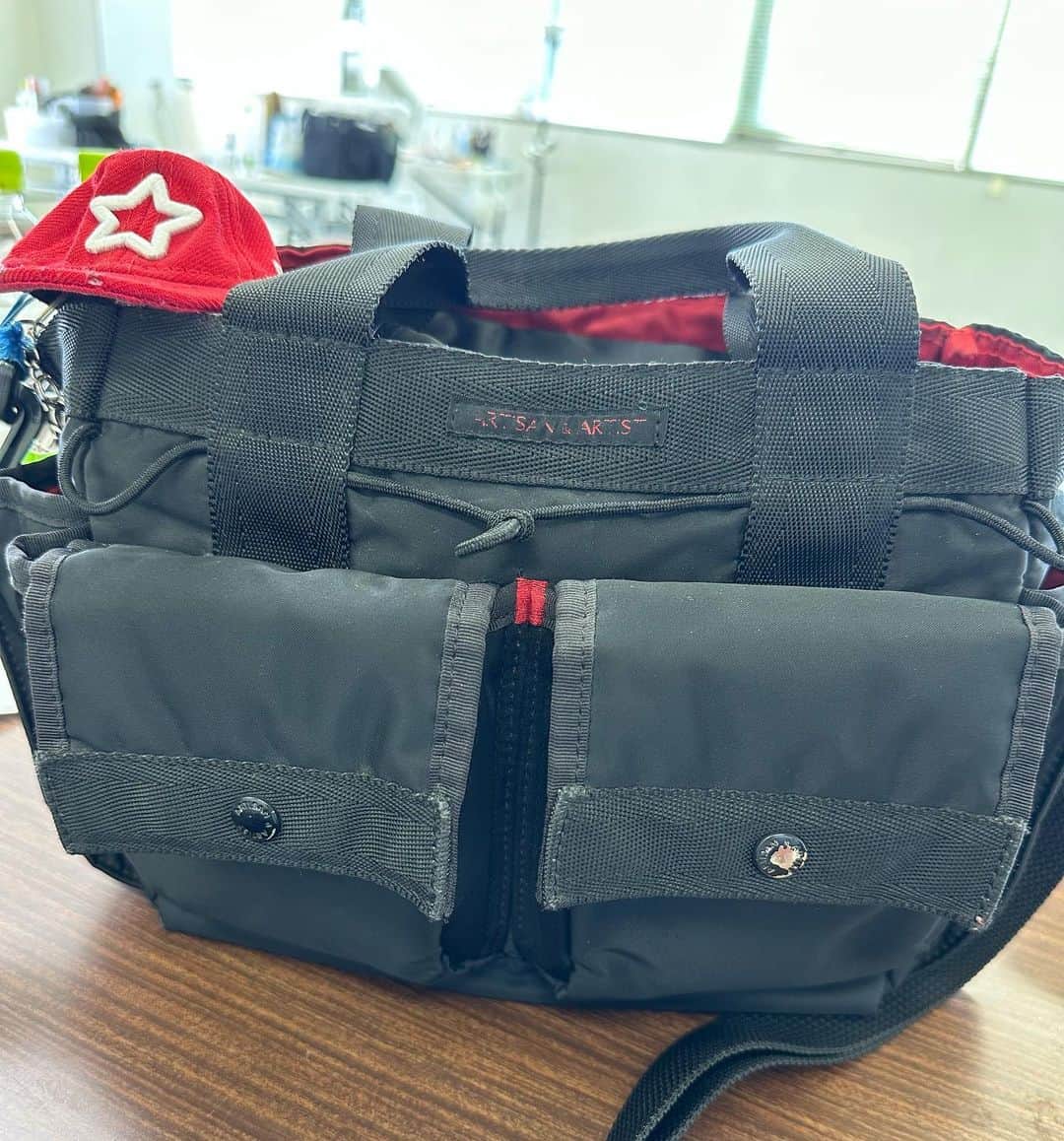 中野英雄のインスタグラム：「現場用バック 25年近く使ってる？ 本当はメイクバックだが 台本がピッタリ入るから 凄くいい　しかも2代目‼️ 前は赤いのが入って無かった 多分、死ぬまで使うだろうな  #instagood #enjoy #japan #tokyo #happy #fashion」