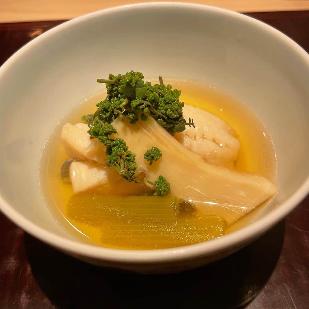 あだち理絵子さんのインスタグラム写真 - (あだち理絵子Instagram)「#料理屋稲屋　　  続いて、 ・黒鮴　筍　ふきを花山椒で。  わぁ、日本料理に実直。 繊細やわぁ🥹  枕崎の一本釣りの鰹節にこだわった出汁はほんまに旨い。  そして 稲屋と言えば、稲！  まずは 若蒸しのごはん　#煮えばな  瑞々しさを楽しんだら  ご飯もの2種類  ・鱒とせり  ・牛時雨煮  どちらも最高！！  ・蕗の薹のチーズケーキ またコレで呑める と思ってしまった。  帰りは #稲屋敬記  シェフと写真撮ってもらいました✨  #鈴鹿央士  くんに似てると 最初に言ったのは私ですw  今や皆に言われるってさ😃  #かっこかわいい  #イケメンシェフ #伸びしろ　が楽しみと感じてたら、やっぱ伸びてた。  これからも楽しみにしてます😚  次回の予約は10月です🙋‍♀️  ご馳走さまでした。  #植むら　さんにも行ってみたいなーー。  その後は #しづ　でヴーヴクリコ飲ませてもらいました。 写真ボケボケだけど😅  #北新地#新地 #北新地グルメ#日本料理 #グルメ#美食会 #あだちオススメシ #あだち食べログ　4.4」4月29日 12時57分 - adachi.rieko