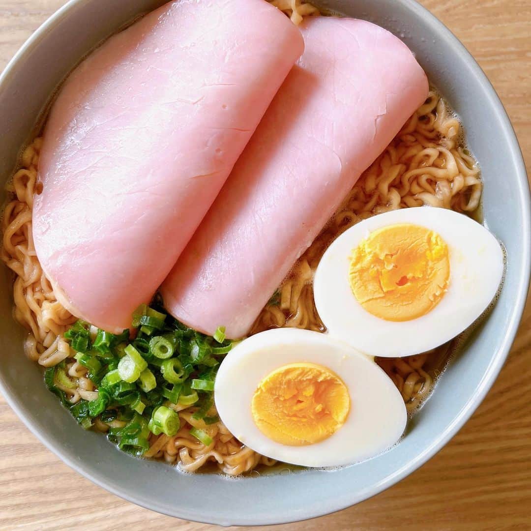トテンのインスタグラム：「昨日から決めていた今日のお昼。唐突にチキンラーメンの口になりまして🐣  思ったより気温が上がり、午前のランニングクラブで親子でホカホカに煮上がって帰宅、からの強行ポニョラーメンでした😂おいしかった！  残りご飯で、去年作った紅生姜入りチャーハンも。初めて思い立って入れてみたけどなかなか良い😍👌🏻もっと入れたら良かった。」