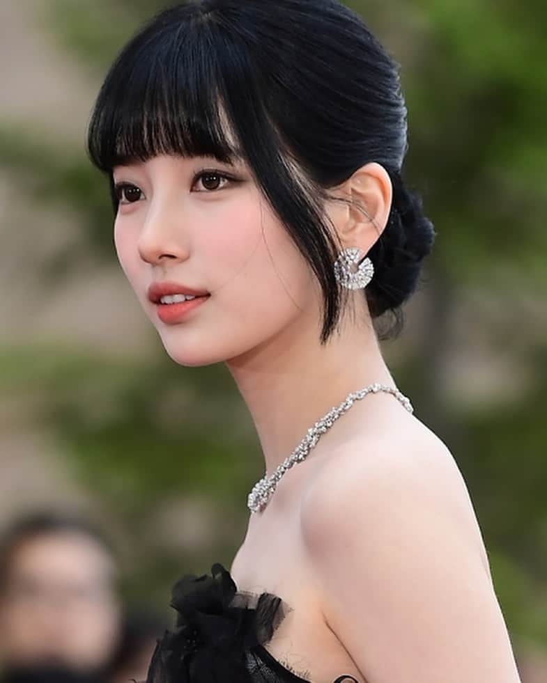 ペ・スジのインスタグラム：「어제도 백상 출근 완료 ~🖤🪶  예쁜 기사 사진 감사드려용」