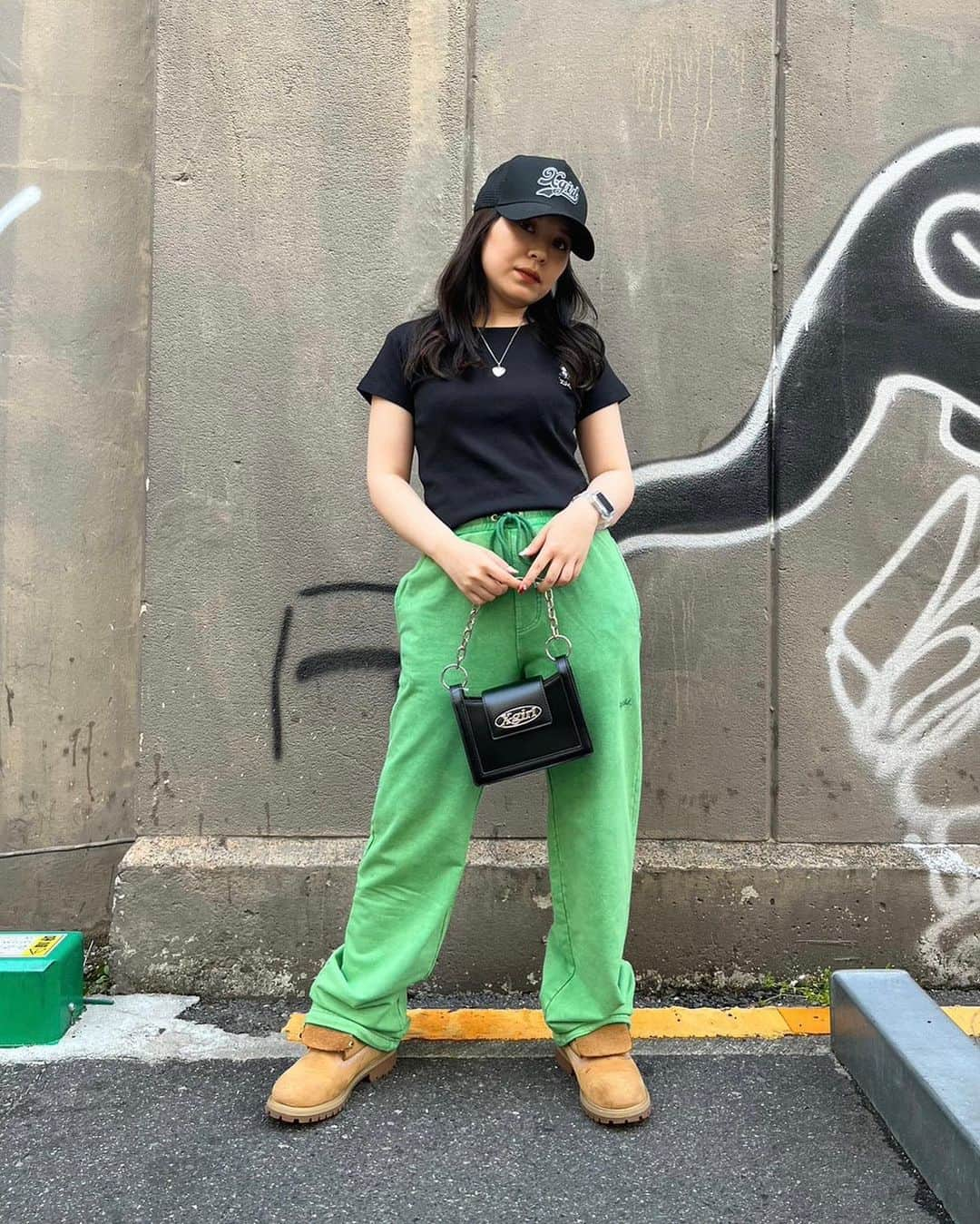 XGIRL_ootdさんのインスタグラム写真 - (XGIRL_ootdInstagram)「#xgirl_ootd @__wendys2 145cm 　 X-girl HIROSHIMA STAFF 　 ------------------------------------ ▪️FACE S/S BABY TEE ￥6,050(税込) ▪️ SWEAT PANTS ￥12,100(税込) ▪️X-girl × NEW ERA TRUCKER CAP ￥5,280(税込) ▪️OVAL LOGO FAUX LEATHER 2WAY MINI BAG ￥8,250(税込) ------------------------------------ 　 #xgirl #xgirljp #xgirlus #エックスガール #春コーデ #ストリートコーデ #ストリート系女子 #スウェットパンツ #スウェットパンツコーデ #カラーパンツ #メッシュキャップ #ハンドバッグ #y2kfashion #y2kstyle」4月29日 13時17分 - xgirl_ootd