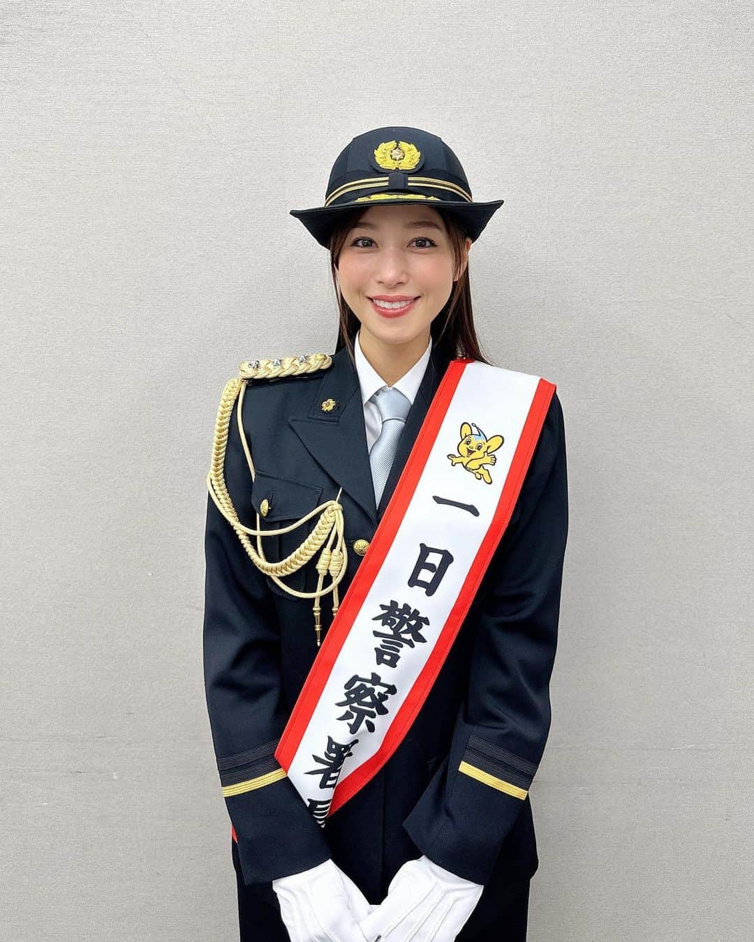 のインスタグラム：「. 日本橋の中央警察署にて一日警察署長を努めさせて頂きました！  今日からＧＷですが、お出掛けが増えるとどうしても交通事故は多くなってしまいます。  せっかくのＧＷなのに、事故にあってしまうと楽しい気分も台無しですよね🥲  自分の命、そして大切な人の命を守るためにも、しっかりと交通ルールを守り、交通安全を心掛けましょう！  私も改めて気を引き締めたいと思います！  #一日警察署長 #中央警察署」