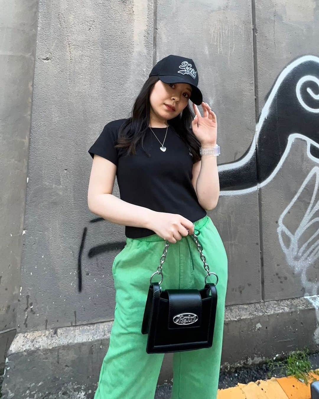 XGIRL_ootdのインスタグラム：「#xgirl_ootd @__wendys2 145cm 　 X-girl HIROSHIMA STAFF 　 ------------------------------------ ▪️FACE S/S BABY TEE ￥6,050(税込) ▪️ SWEAT PANTS ￥12,100(税込) ▪️X-girl × NEW ERA TRUCKER CAP ￥5,280(税込) ▪️OVAL LOGO FAUX LEATHER 2WAY MINI BAG ￥8,250(税込) ------------------------------------ 　 #xgirl #xgirljp #xgirlus #エックスガール #春コーデ #ストリートコーデ #ストリート系女子 #スウェットパンツ #スウェットパンツコーデ #カラーパンツ #メッシュキャップ #ハンドバッグ #y2kfashion #y2kstyle」