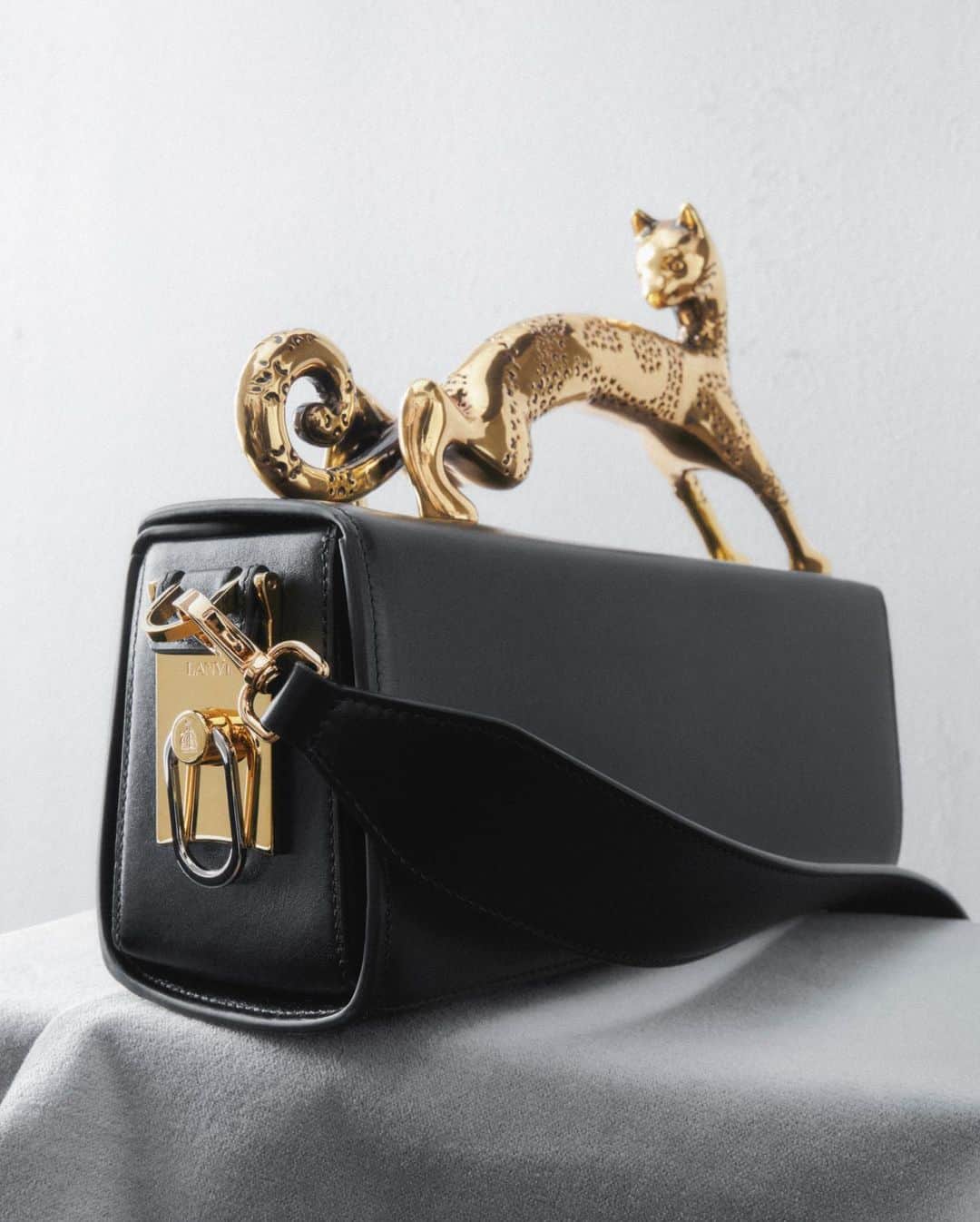 ランバンのインスタグラム：「66 pieces of fine leather, 10 Florentine artisans, and a single object of desire: The Lanvin Pencil Cat.   #LANVIN」
