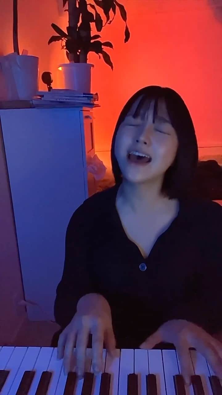 佐々木萌のインスタグラム：「Share the same chord progression Vibe @staceyryanmusic  My song "Yurei"👻  あとは @dinojr_tokyo のsayonarakunも！ 歌ってほしいな」