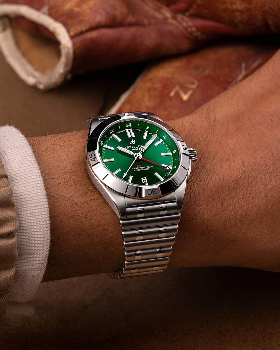 ブライトリングさんのインスタグラム写真 - (ブライトリングInstagram)「Emerald city! Breitling fans can't get enough of green dials and who can blame them when you've got this level of pop.  💚🔥  Pictured, the Chronomat GMT 40   ⠀ ⠀ ⠀ ⠀ ⠀ ⠀ #breitling #squadonamission #chronomat #allstarsquad #bulletbracelet #rouleau #steel #luxury #swissmade #watches #metalbracelet #sportswatch #greendial」4月30日 0時12分 - breitling