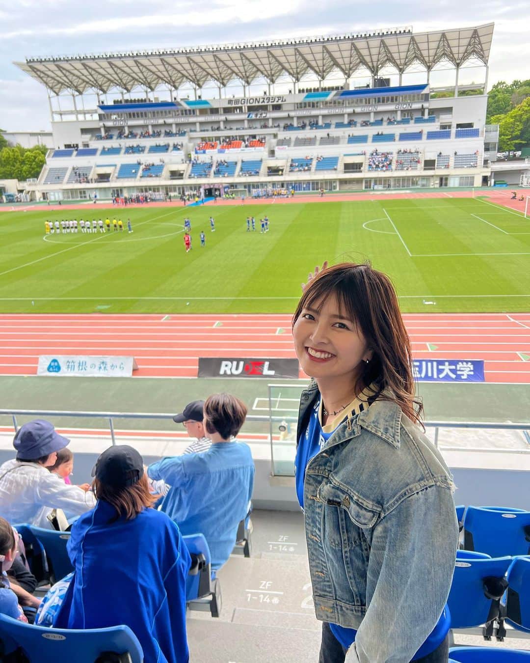 Miyuuさんのインスタグラム写真 - (MiyuuInstagram)「本日は、 「FC町田ゼルビアxロアッソ熊本」の試合前・ハーフタイムに歌唱させていただきました！  天空の城の名称で親しまれているスタジアムで、緑に囲まれたスタジアム、広い空の下で、両チームのサポーターの皆様と声を出して応援する気持ちよさを存分に味わいました！ そして町田ゼルビア2-1でみごと勝利！ おめでとうございます！✨  実は、個人的にスタジアム初歌唱でした！ RHではだいぶ緊張して、スタジアムMCのmotsuさんにもイヤモニが付けれなくて焦ってる私に優しくお声がけいただいてありがたかったです😂🙏🏽  サポーターの皆様が入っているスタジアムでいざ歌うとなった時には、温かい拍手を頂いて、気持ちよく楽しく歌うことができました！ スワイプ４つ目の動画は、ハーフタイム中に歌唱したflyです🕊  GW初日、試合最後まで、サポーターの皆様と応援できて、とても素敵な一日になりました！  今年のGW、ワンマンまであと1週間...! 駆け抜けるぞー！  ワンマンライブ「memento by Miyuu ~Birthday party~」まで、あと7日！ チケットまだ申し込みできます！！！✉️ 是非ストーリーのリンクから、飛んでみてください🕊🙏🏽✨ ------------------------------------ 「Miyuuワンマンライブ memento by Miyuu ~Birthday party~」  日時：2023年5月6日(土) 会場：下北沢440 開場：12:00 開演：13:00 終演予定：14:00  金額：¥3,800.-(税込)+ドリンク代 チケットはLIVE POCKETにて販売！  ------------------------------------」4月30日 0時14分 - miyuuamazing
