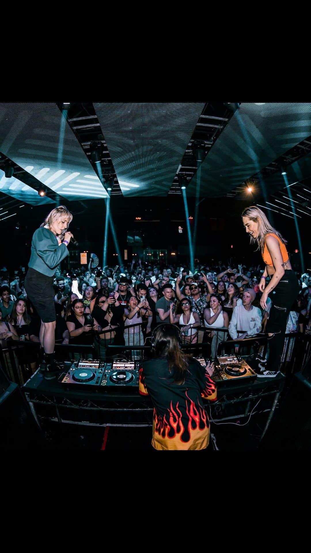 Carter Cruiseのインスタグラム：「thursday might’ve been slightly lit 🤩 BATON ROUGE TONIGHT. see you soon @fredsbar! hope y’all ready to bring the energy 🥳   thanks for having us out @groupchatclub! & shoutout to this whole crowd - y’all were next level. thanks for making our first b2b2b as @longstoryshortparty a success 🫶🏻  🎥: @shotbyvntr」
