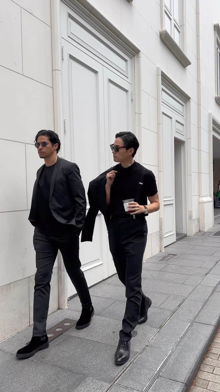 三渡洲舞人のインスタグラム：「ノンちゃんマイちゃん  お疲れ様！ 最後まで見てね😎😎  take a walk🚶🚶  #ノンちゃんマイちゃん #twins #大人コーデ #お散歩 #ラルフローレンカフェ  #原宿カフェ  #表参道」