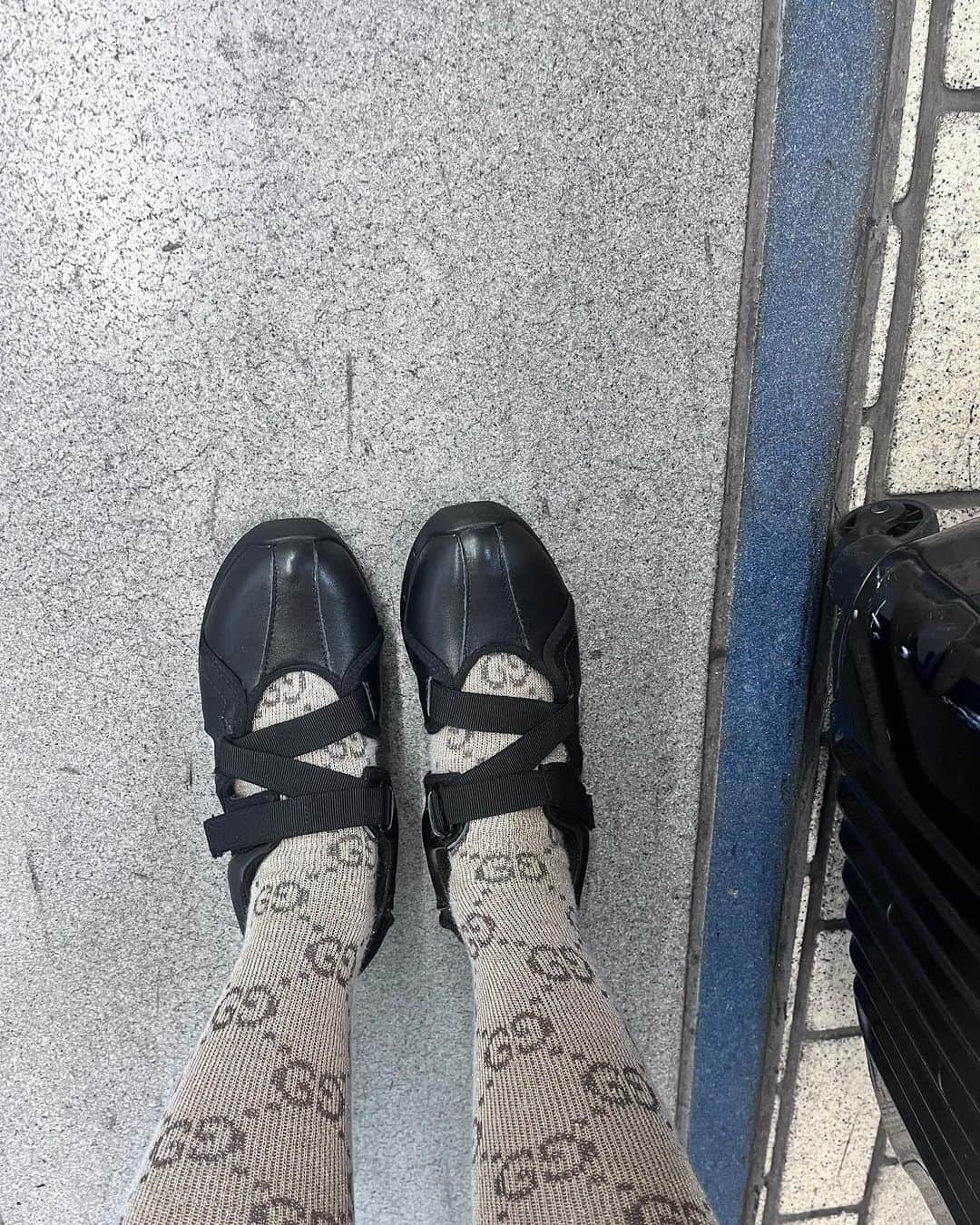 平松可奈子さんのインスタグラム写真 - (平松可奈子Instagram)「平松のGW旅行コーデ🖤 (旅コーデ全部可愛いくしたから 写真撮ってアップしたいなと いう気持ちではいます)  1日目は実家へ帰る日🕊 ベージュ系でまとめて 靴とリュックを黒に👟🖤  新幹線に乗ったり移動が多く 海外用キャリーで帰るため カジュアルで楽なスタイルに。 背が低いのでロングスカートだと リラックス出来るのですが 階段や荷物がある時大変なの！  🏷 CAP  @ruby_and_you  大好きなAMO様のブランド 色味がとても可愛いくて ぷっくりしたロゴも素敵💭 私の甘めの私服との相性◎  tops @chouette_latte 私のブランドシュエットラテの 今発売中のアイテム"ami"  キャミソールとのセットで4way仕様なので 着回せるのと楽ちんなのにデザインが凝ってたり 可愛くて超お気に入りアイテム。 GWは色違いの黒も持ってきてしまったほど お気に入り。大好き！ 気になった方はサイトチェック✔︎  skirt @lily_brown_official  トレンド感がつまったスカート。 色味も普段の私服と合ってて♡ 中がパンツになっててチラ見えするデザインでミニ丈だけど 安心して履けるのが◎ ってかリリーブラウン 最近可愛すぎません！？ 秋冬も可愛くって 展示会でも爆買いしました。 最近チェックをよくしてるブランド💭  リュック　@chouette_latte  春コレのアプレミディライン。 小さめのお洒落リュックだけど 沢山入るしやっぱり可愛い〜！ 稽古期間もめちゃくちゃ使う！  socks @gucci  キラキララメ入りで可愛い🤤🤍 今回の色味とばっちりでした✌️  shoes  @foundrymews  ネットでずっと気になってたブランドのサンダルシューズ。 めちゃくちゃ歩きやすい。 レザーのものにしました♡ 白履きたかったけど 旅行に履く勇気がなかった！笑  家族旅行へ行ってきます👸 もきゅと保護犬のももも🐶 楽しみだなあ🫧  …コーデ投稿って需要あるのかな？  #シュエットラテ　#シュエラテ #kanacofashion  #コーデ #リュック　#foundrymews  #サンダルスニーカー　 #カジュアルコーデ  #rubyandyou  #chouettelatte #gucci #lillybrown  #平松可奈子　#ベージュコーデ」4月29日 22時42分 - 11kanaco14