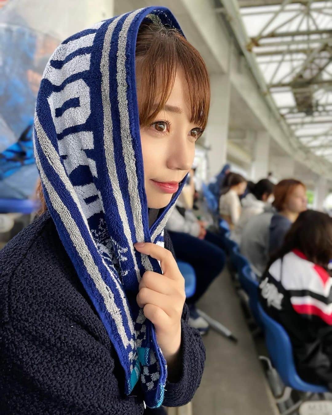 YUMIのインスタグラム：「.  雨でタオルが大活躍☔️  雨の中あんなに走れるのすごいな〜🤔⚽️  私置いてあるボールも蹴れんのに🤔☁️  まつ毛めっちゃいいです🫶💓 @prima.tenjinimaizumi   #avispa#soccer#jリーグ#j1#福岡#博多女子  #アビスパ福岡#サッカー#アビスパ#サッカー女子 #ポートレート#スポーツ観戦#アビー女」
