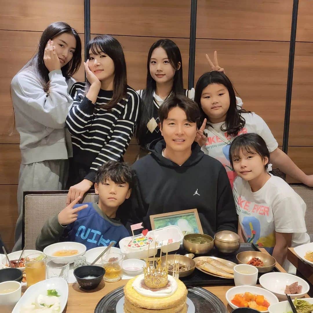 イ・ドングクのインスタグラム：「한살 맛있게 먹기😄 오늘 하루 감사합니다🙏 재시가 그린 그림과 재아가 만든 케이크😁🥰」