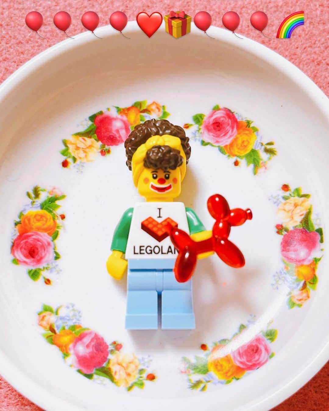 羽海野チカのインスタグラム：「LEGOが好き😍やっぱりすき🌸🌈 #legominifigs  #legoland  #legominifigures」
