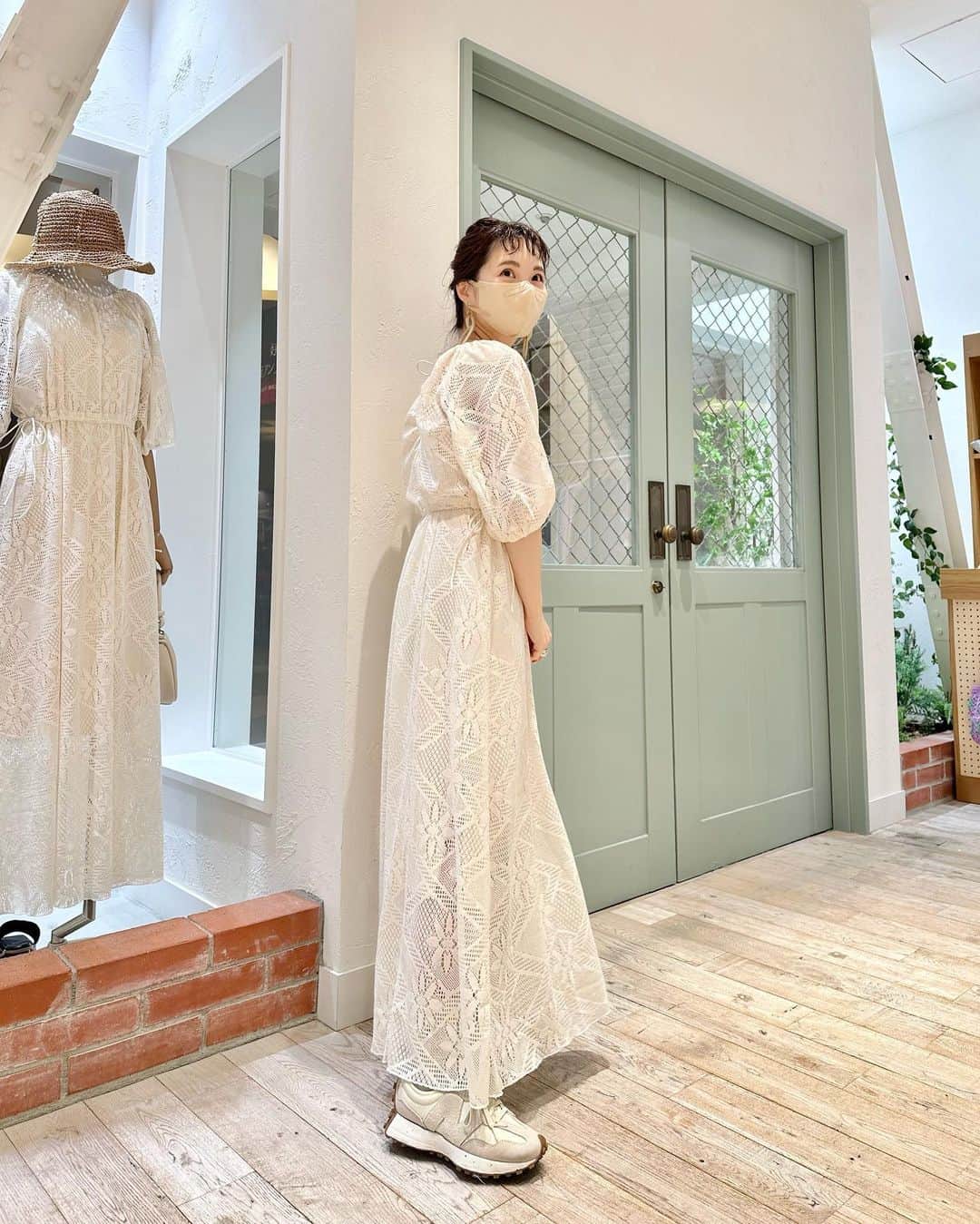 miho uesugiさんのインスタグラム写真 - (miho uesugiInstagram)「大好きなワンピースが本日入荷してしまいました…！！ 身長154cmでサイズ0がぴったりでした♡ 嬉しいペチコート付き。  明日も店頭でお待ちしております☺️  ㅤㅤㅤㅤㅤㅤㅤㅤㅤㅤㅤㅤㅤ  #Kastane#Kastane舞浜#Kastane_ootd#骨格ウェーブ#イエベ春#コーディネート#今日のコーデ#コーデ#大人カジュアル#カジュアル#ロングヘア#オン眉#ぱっつん前髪#30代ファッション#30代コーデ#カスタネ#低身長#低身長コーデ#春#春コーデ#ワンピース#レース#スニーカー#スニーカーコーデ#newbalance#ws327#舞浜#イクスピアリ#GW#ゴールデンウィーク」4月29日 22時45分 - uepoooning