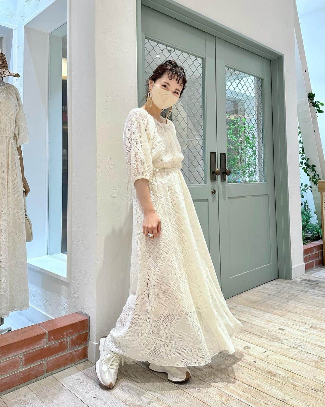 miho uesugiさんのインスタグラム写真 - (miho uesugiInstagram)「大好きなワンピースが本日入荷してしまいました…！！ 身長154cmでサイズ0がぴったりでした♡ 嬉しいペチコート付き。  明日も店頭でお待ちしております☺️  ㅤㅤㅤㅤㅤㅤㅤㅤㅤㅤㅤㅤㅤ  #Kastane#Kastane舞浜#Kastane_ootd#骨格ウェーブ#イエベ春#コーディネート#今日のコーデ#コーデ#大人カジュアル#カジュアル#ロングヘア#オン眉#ぱっつん前髪#30代ファッション#30代コーデ#カスタネ#低身長#低身長コーデ#春#春コーデ#ワンピース#レース#スニーカー#スニーカーコーデ#newbalance#ws327#舞浜#イクスピアリ#GW#ゴールデンウィーク」4月29日 22時45分 - uepoooning
