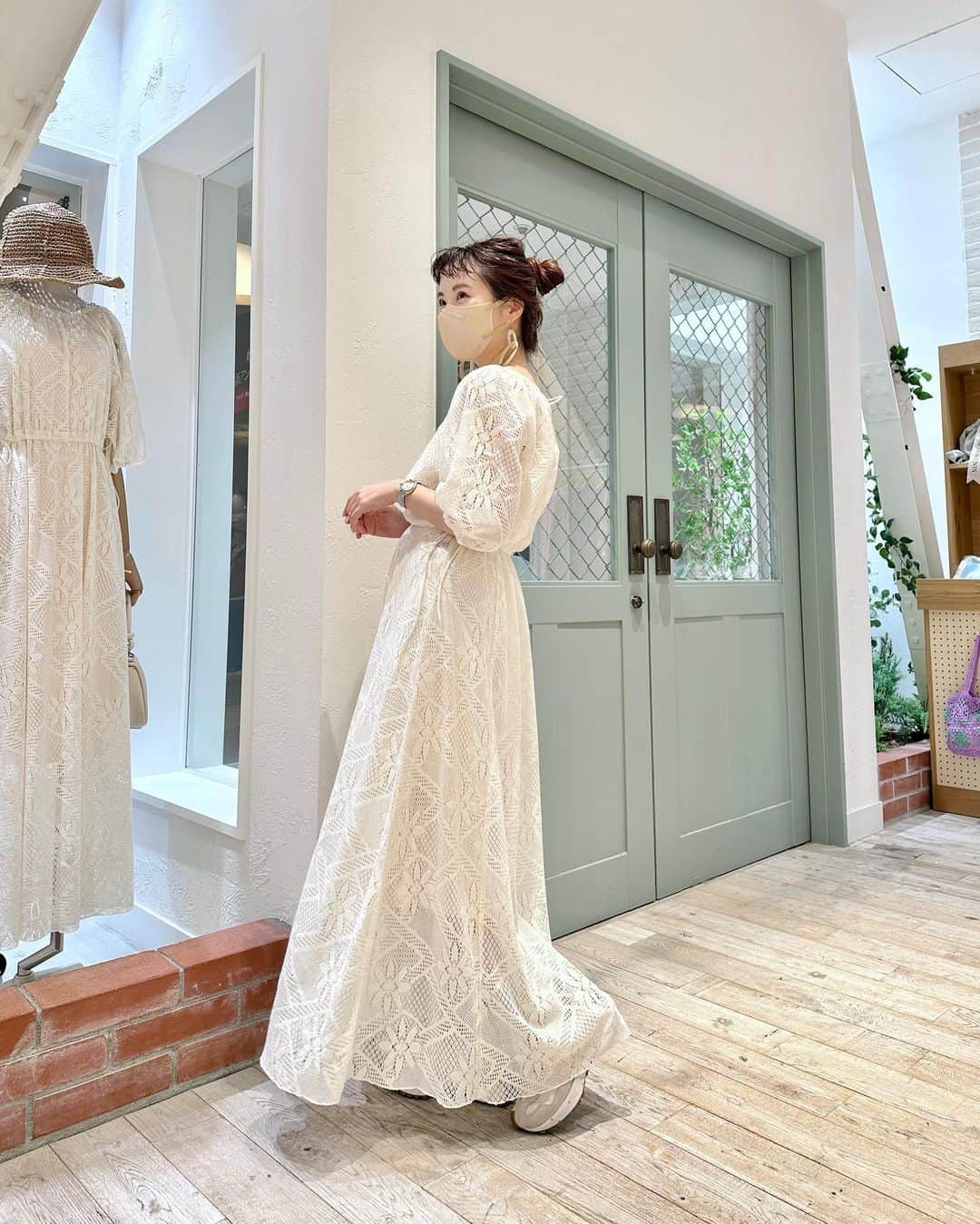 miho uesugiさんのインスタグラム写真 - (miho uesugiInstagram)「大好きなワンピースが本日入荷してしまいました…！！ 身長154cmでサイズ0がぴったりでした♡ 嬉しいペチコート付き。  明日も店頭でお待ちしております☺️  ㅤㅤㅤㅤㅤㅤㅤㅤㅤㅤㅤㅤㅤ  #Kastane#Kastane舞浜#Kastane_ootd#骨格ウェーブ#イエベ春#コーディネート#今日のコーデ#コーデ#大人カジュアル#カジュアル#ロングヘア#オン眉#ぱっつん前髪#30代ファッション#30代コーデ#カスタネ#低身長#低身長コーデ#春#春コーデ#ワンピース#レース#スニーカー#スニーカーコーデ#newbalance#ws327#舞浜#イクスピアリ#GW#ゴールデンウィーク」4月29日 22時45分 - uepoooning