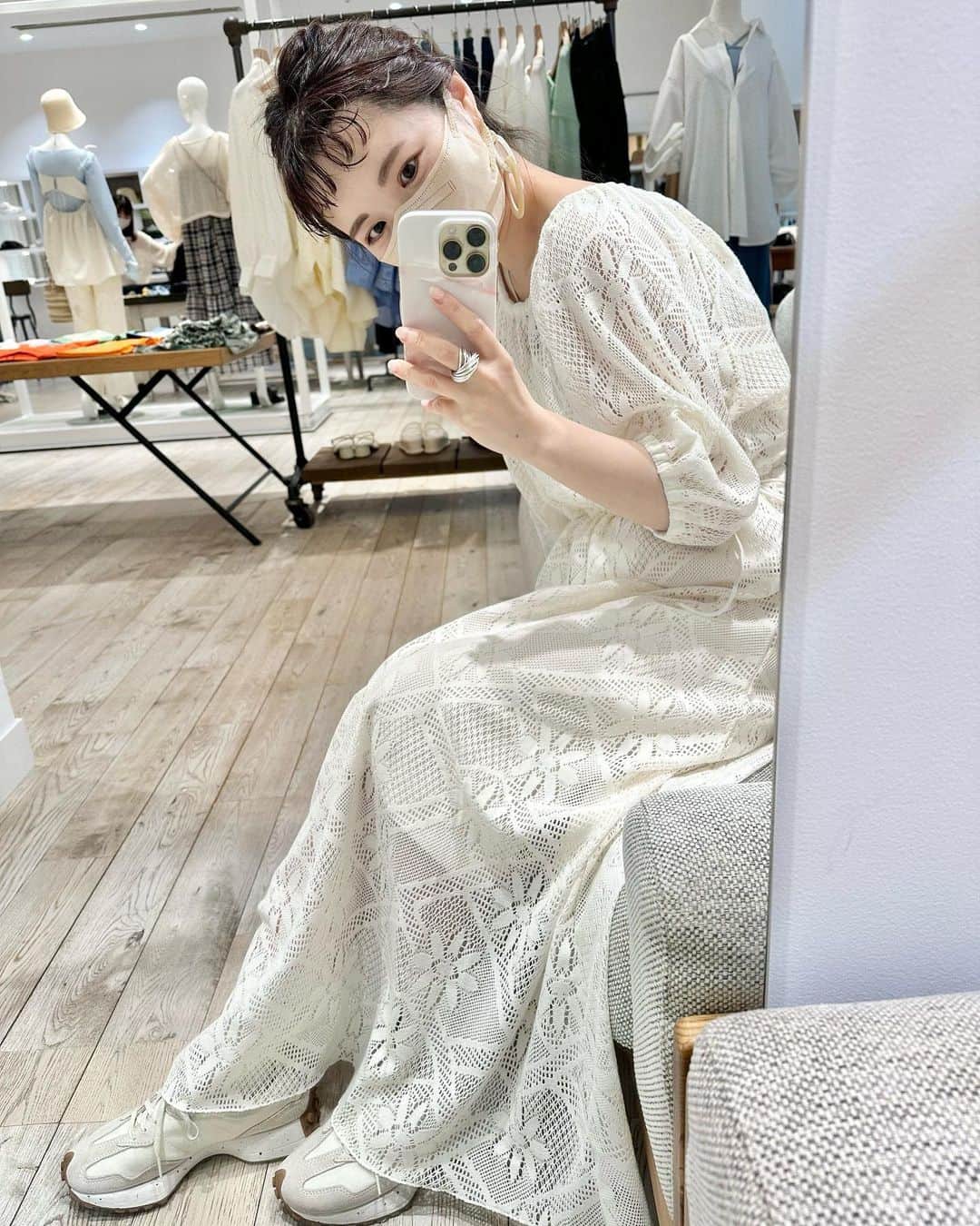 miho uesugiさんのインスタグラム写真 - (miho uesugiInstagram)「大好きなワンピースが本日入荷してしまいました…！！ 身長154cmでサイズ0がぴったりでした♡ 嬉しいペチコート付き。  明日も店頭でお待ちしております☺️  ㅤㅤㅤㅤㅤㅤㅤㅤㅤㅤㅤㅤㅤ  #Kastane#Kastane舞浜#Kastane_ootd#骨格ウェーブ#イエベ春#コーディネート#今日のコーデ#コーデ#大人カジュアル#カジュアル#ロングヘア#オン眉#ぱっつん前髪#30代ファッション#30代コーデ#カスタネ#低身長#低身長コーデ#春#春コーデ#ワンピース#レース#スニーカー#スニーカーコーデ#newbalance#ws327#舞浜#イクスピアリ#GW#ゴールデンウィーク」4月29日 22時45分 - uepoooning