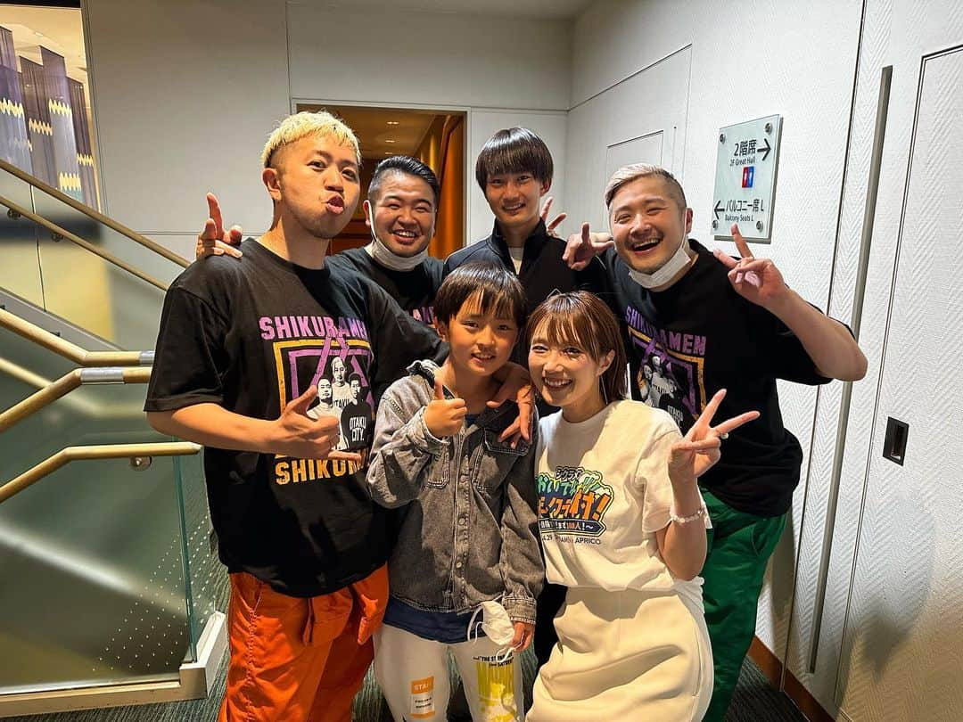 細田阿也さんのインスタグラム写真 - (細田阿也Instagram)「#シクラメン おいでよ！シクラ村 目指せ村民まず1000人！  シクライブの中で #シクラのど自慢大会 の司会を務めさせて頂きました！  シクラ族の3組の出場者の皆さんがステージで歌うサポートを🥹  司会登場からあたたかく包んで下さったシクラ族の皆様の優しさに ただただ感動しました😭 ありがとうございます！  特別ゲストの　#風輪　 @shoji_fuurin 翔司さん @takuya_fuurin 拓也さんの聞き惚れる歌声に  #100年初恋　を熱唱してくださった歌ウマなやまねさんとさかさん  成人式でシクラメンさんからパワーをもらったという 耳に心に残る歌声のみさきさん  ステージでハルカを歌う福島から来た新メンバーになりたいと夢語った シクラ愛溢れる7.9歳の兄弟　あかるくんれいくんの純粋な歌声も。  皆様レベル高くて 審査リアルで難航したようですね🥹  シクラメンの魂の歌が 皆様の心を通じて さらにさらに広がっていく そんな愛ある伝播を感じました🥹  日本工学院のお姉さんズも ダンススクールのキッズダンサーのみんなも ステージ上も横でも笑顔満開で全力で楽しみ 音楽を浴びながら 嬉しそうに踊る姿もパワー頂き  舞台袖から見守り シクラメンの歌声に また泣かされたよね🥹  もうシクラ族歴11年？！  人生のドラマがありすぎて シクラメンの歌詞が心に刺さりまくり 聞けば聞くほど味が出るスルメ、酢蛸感🐙  息子たちを 幼少期から見守ってくださりもう親戚と言ってくださる優しさよ。  わたしゃ、 一生シクラメン応援隊、恩返しするだよ。  今回微力ながらでしたが ステキなお声がけ でぱさんありがとうございました🥹🥹🥹  #ジュビロ　ユニフォームを見つけたときの安堵感😭　 ご縁永遠に🥹」4月29日 22時57分 - hosodaaya