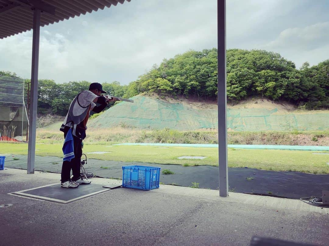 山崎勝之さんのインスタグラム写真 - (山崎勝之Instagram)「群馬のクレー射撃場にて、 友人達の打ちっぷりを見学。 打った時の反動や、装填、 リアルは凄いですなぁ。 構えは個性があるけど、打つ為の構えなのでそれぞれにカッコよかった。 実際格闘技やっている人の構えがカッコいいのと似ている。 意味のある構え。 芝居で銃を扱う事も多いので、 とても勉強になりました。  #モーションアクター #兵士」4月29日 22時49分 - chan_yama