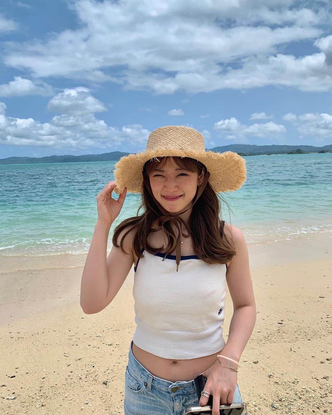 のインスタグラム：「🫶🏻🪨」