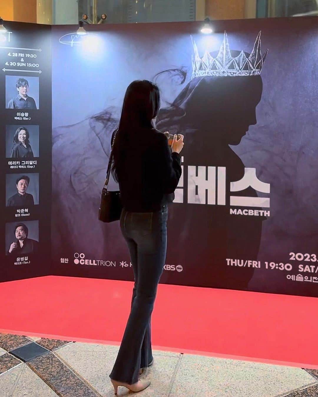 ユヨンのインスタグラム：「영상 속 행복한 나, 너무 좋았던 공연🖤」