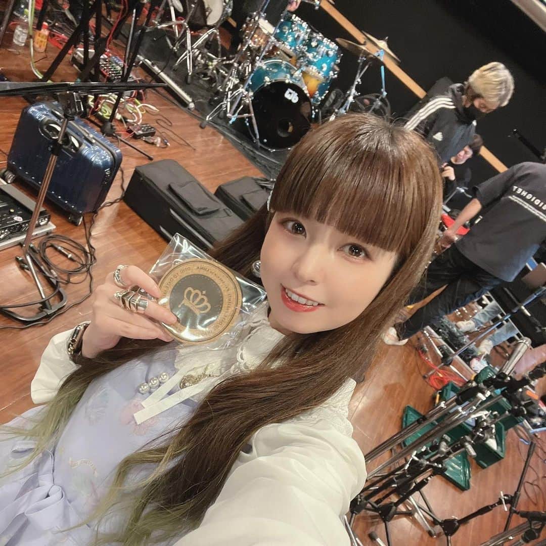 春奈るなのインスタグラム：「5月6日のワンマン&FCイベントのリハーサル💖  久々の曲や初めてバンドサウンドでお届けする曲もあるので、ワクワクがとまらない🥳✨  そしてワンマンのグッズのコルクコースターのサンプルが上がって来ました☺️ 今回のライブロゴもとってもかわいいよ👑💖  OSHI TO DATE presents HARUNA LUNA LIVE 2023 "Pâtisserie de LUNA"  5月6日（土） 15:00 開場 / 15:30 開演 harevutai （東京・池袋）  【出演者】 春奈るな @lunaharuna_official   Gt. Saku @shinsaku0201  Gt. 森 空青 @mori_sorao  Ba. okamu. @okamu._bass  Key. 桑原 康輔 @kuwa_cchi  Dr. 田辺 貴広 @tanabetakahiro_dr  Mani. タルタノリキ @noriki_taruta   https://eplus.jp/harunaluna-11th/」