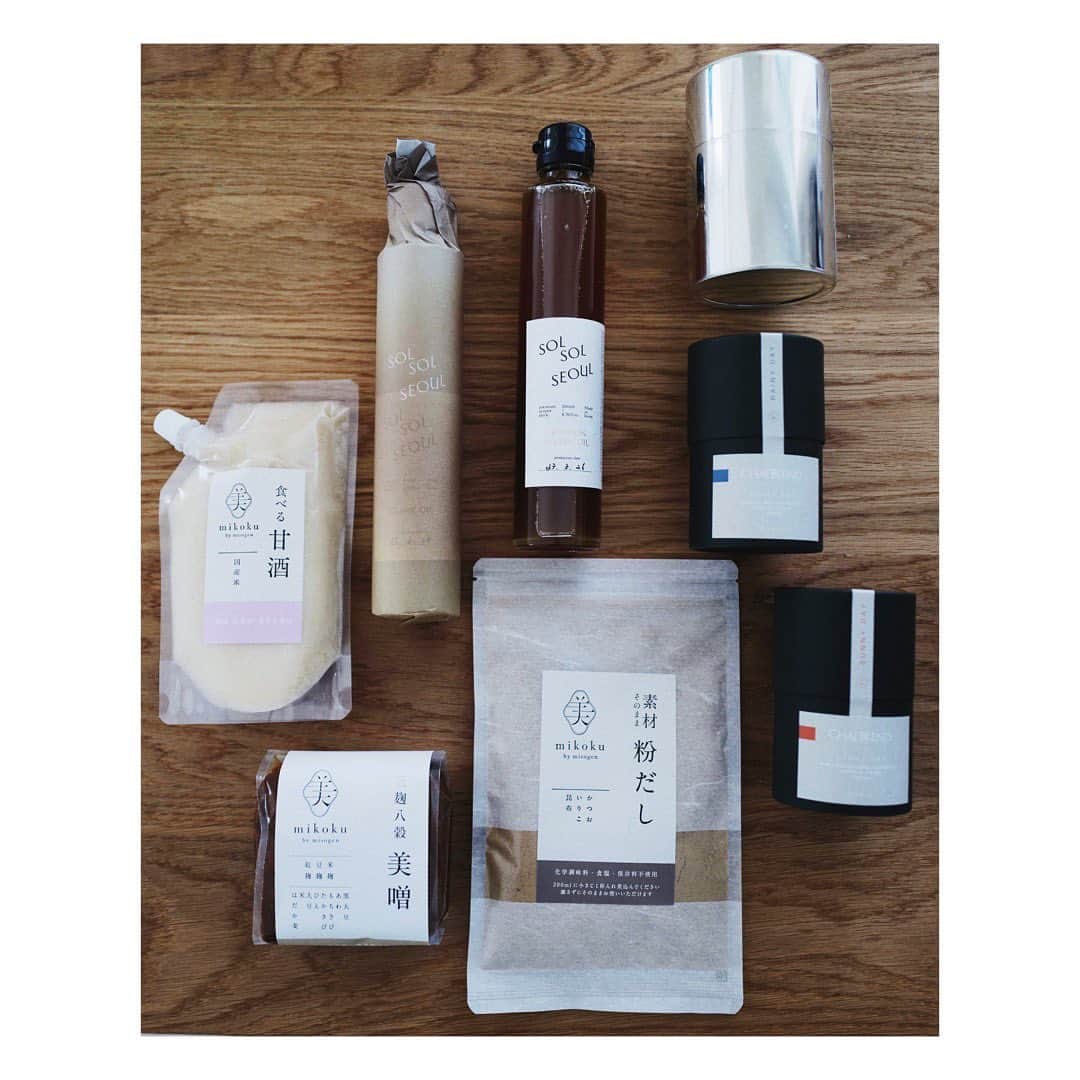 JUNNAのインスタグラム：「キッチンのお気に入りnew faceたち  @solsol.seoul  43年の歴史を持つイェチョンの小さな工房で熟練の職人が作り出す"ごま油"  ごま油はお弁当のおかずにも日頃の食卓でも使用頻度が高いから色々試してみている◎  キャニスター、チャイは　@dishes_chihironakamoto  by @chihiro_nakamoto   来客時に大喜びされる香りの高いチャイ。私はソイミルクとことこ煮出して☕️  mikoku の三麹八穀美噌、ふんまつだしetc... @kaori___0305 からの贈り物♡  #only#ごま油#味噌#チャイ」